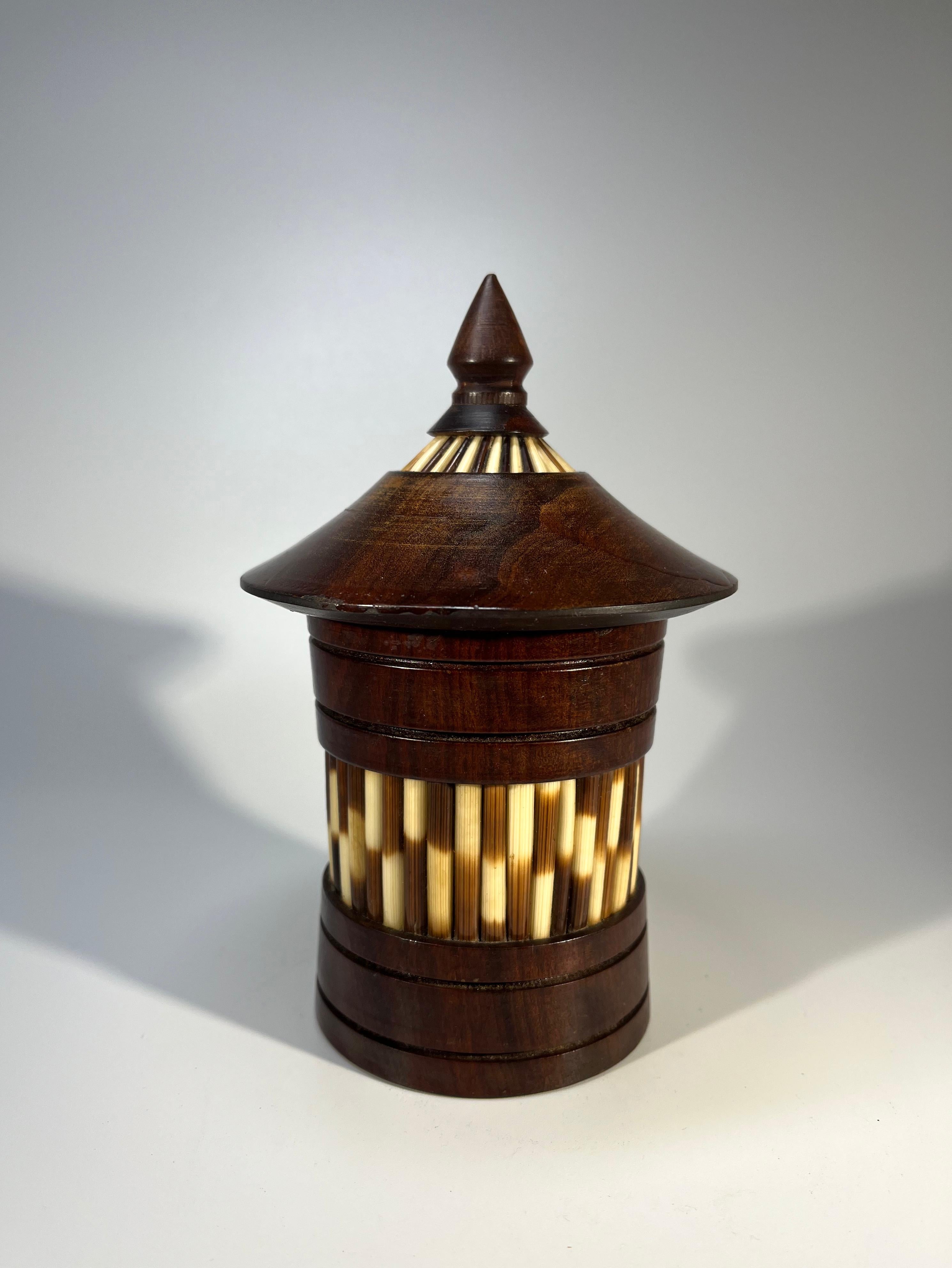 Sri-Lankais Pot conique Ceylonese Porcupine Quill avec couvercle en bois foncé magnifiquement stylisé en vente