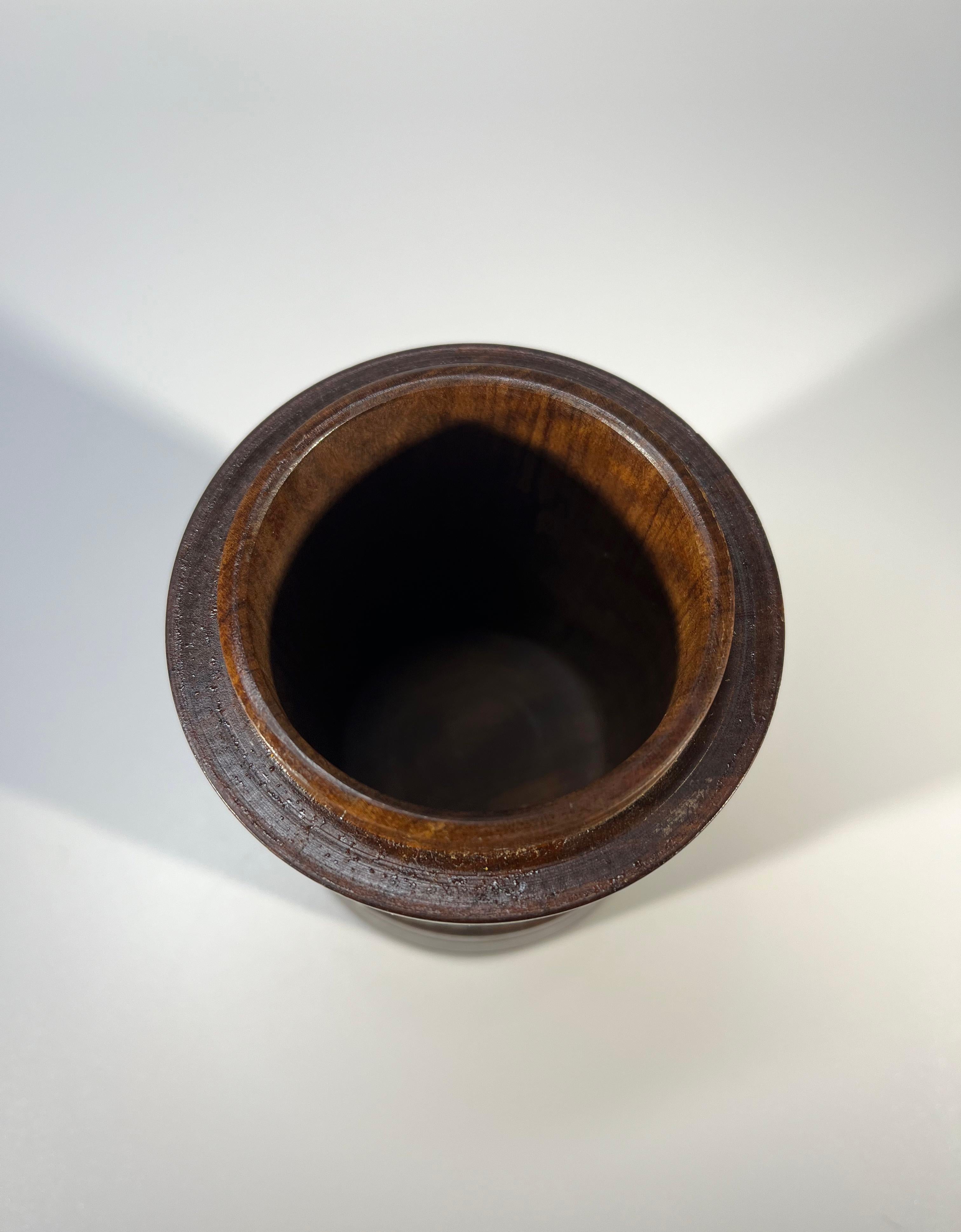Milieu du XXe siècle Pot conique Ceylonese Porcupine Quill avec couvercle en bois foncé magnifiquement stylisé en vente