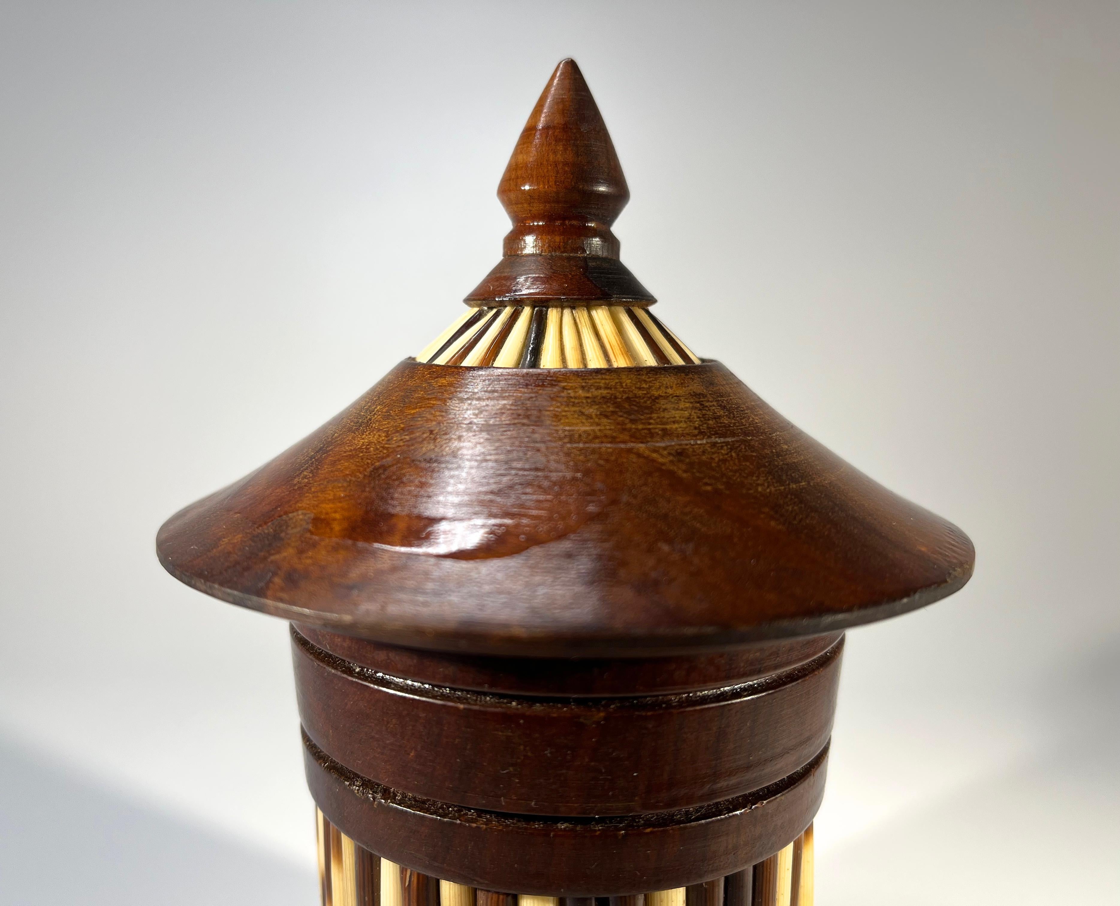 Pot conique Ceylonese Porcupine Quill avec couvercle en bois foncé magnifiquement stylisé en vente 1