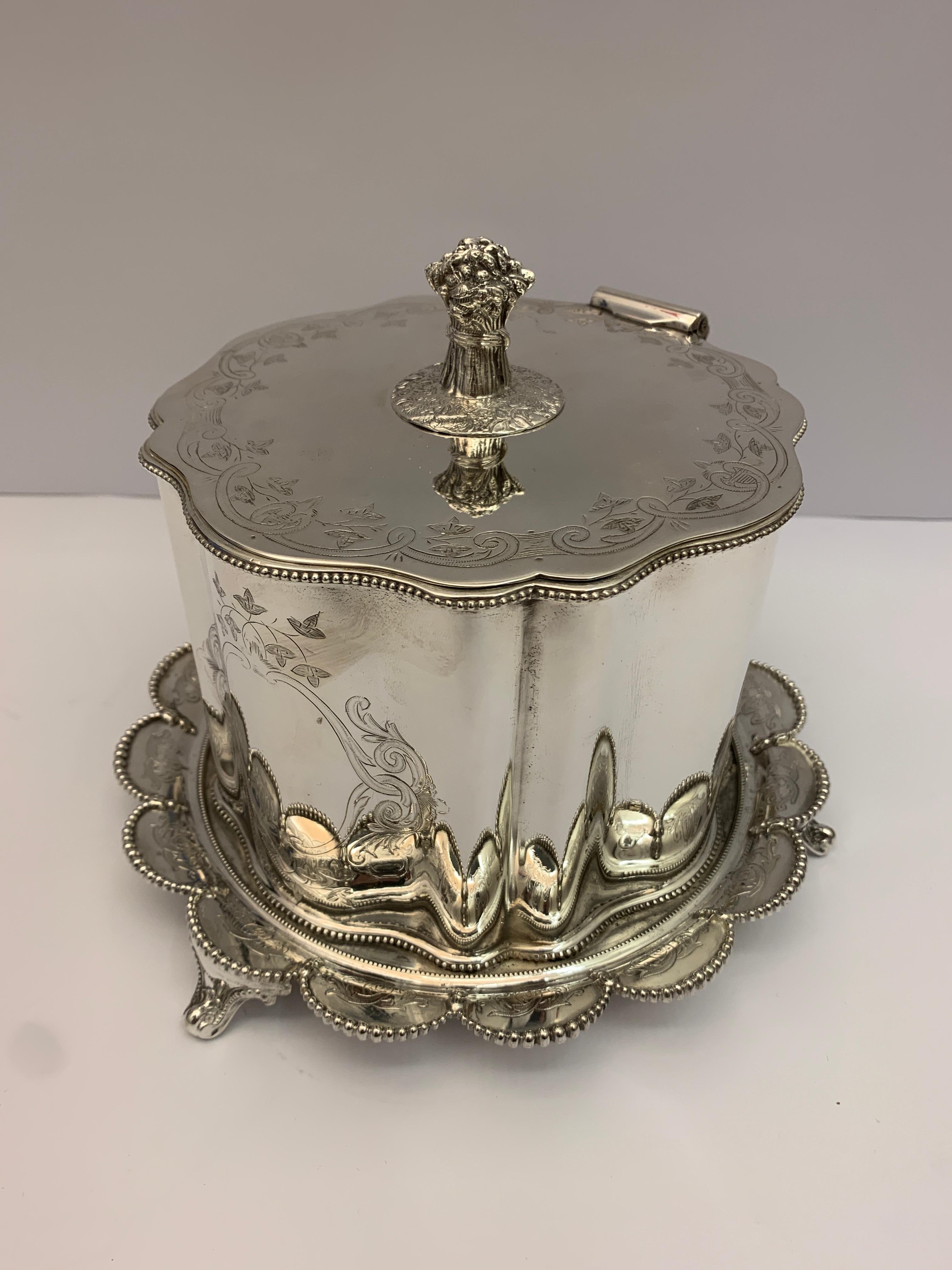 Beautifully styled silver plate biscuit or cookie box made in 1900.

With hinged lid and ornate decoration throughout, delicate rim beading and floral decoration. 
Gilt interior.