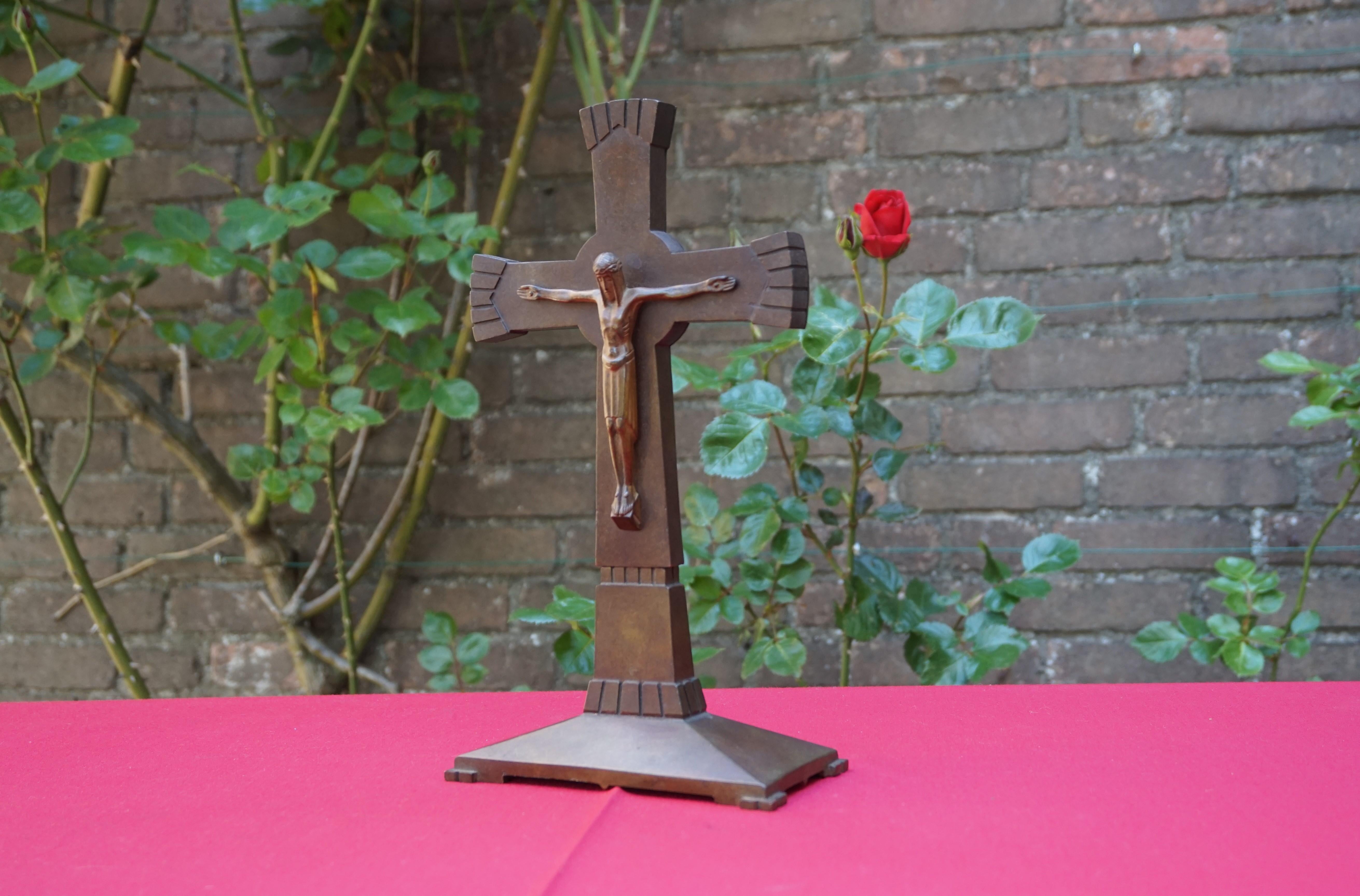 Crucifix Art Déco en bronze magnifiquement stylisé et en excellent état avec. Marques du fabricant en vente 7