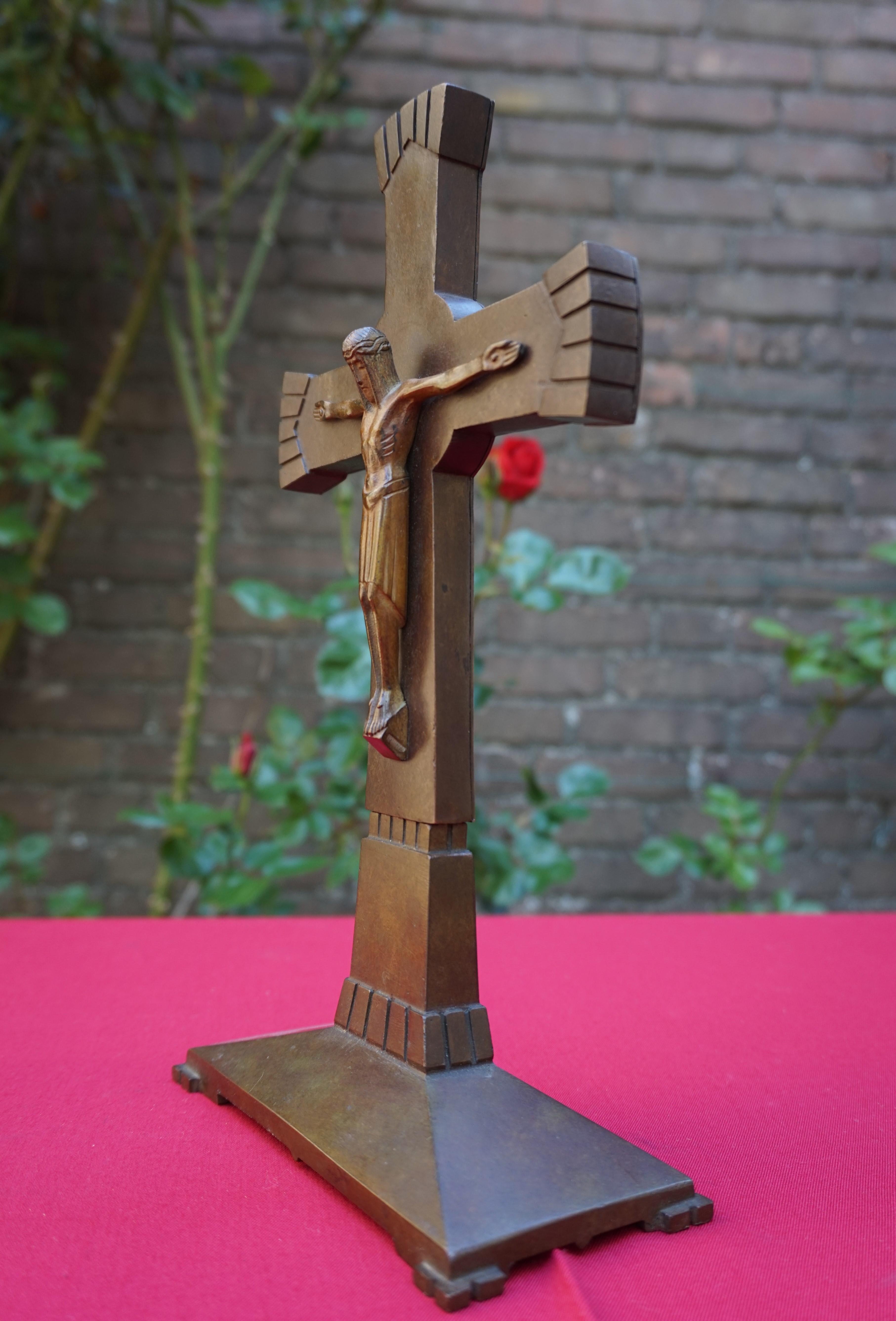 Crucifijo Art Decó de Bronce bellamente estilizado y en gran estado c. Marcas del fabricante Belga en venta