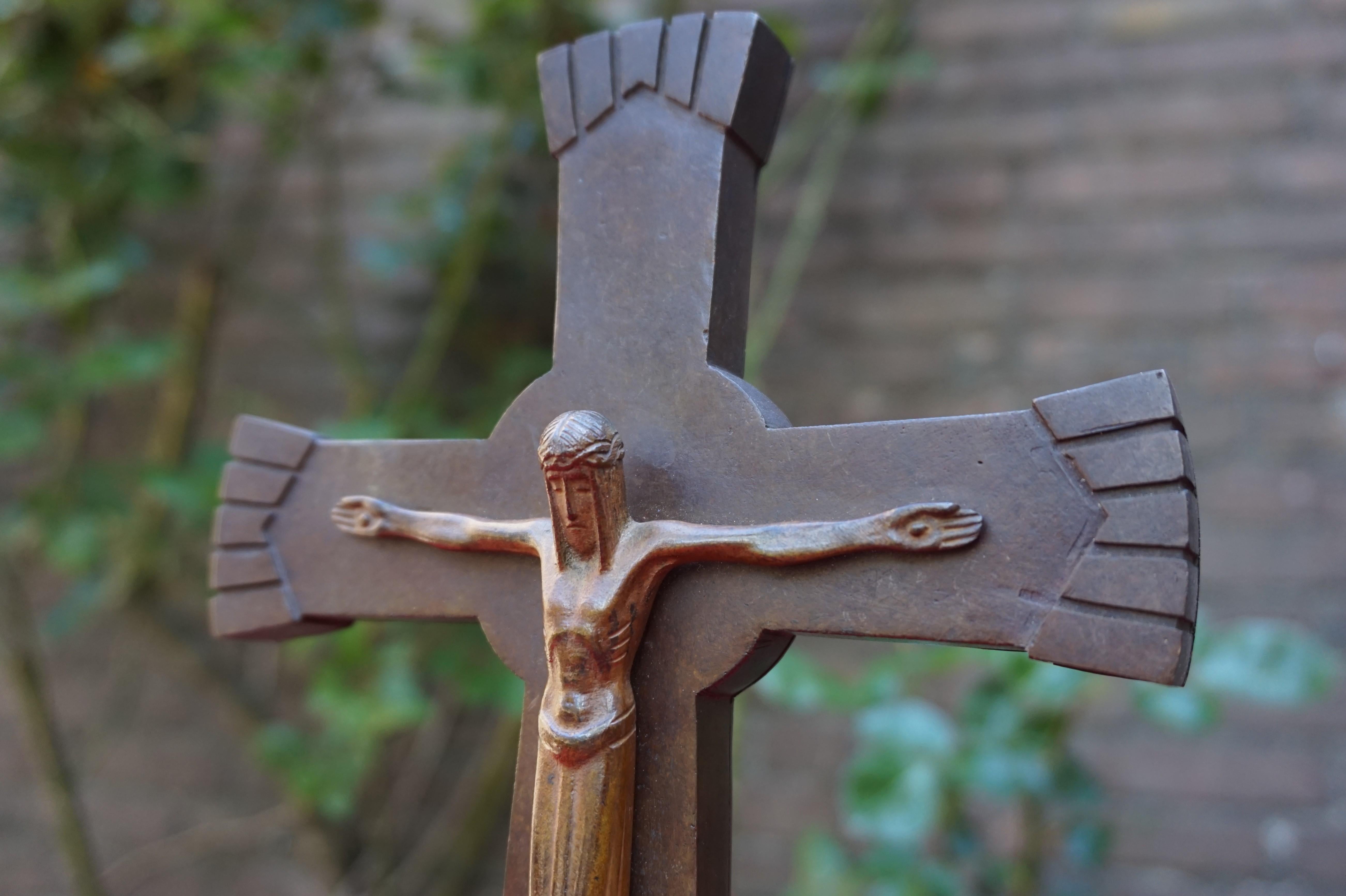 Fait main Crucifix Art Déco en bronze magnifiquement stylisé et en excellent état avec. Marques du fabricant en vente