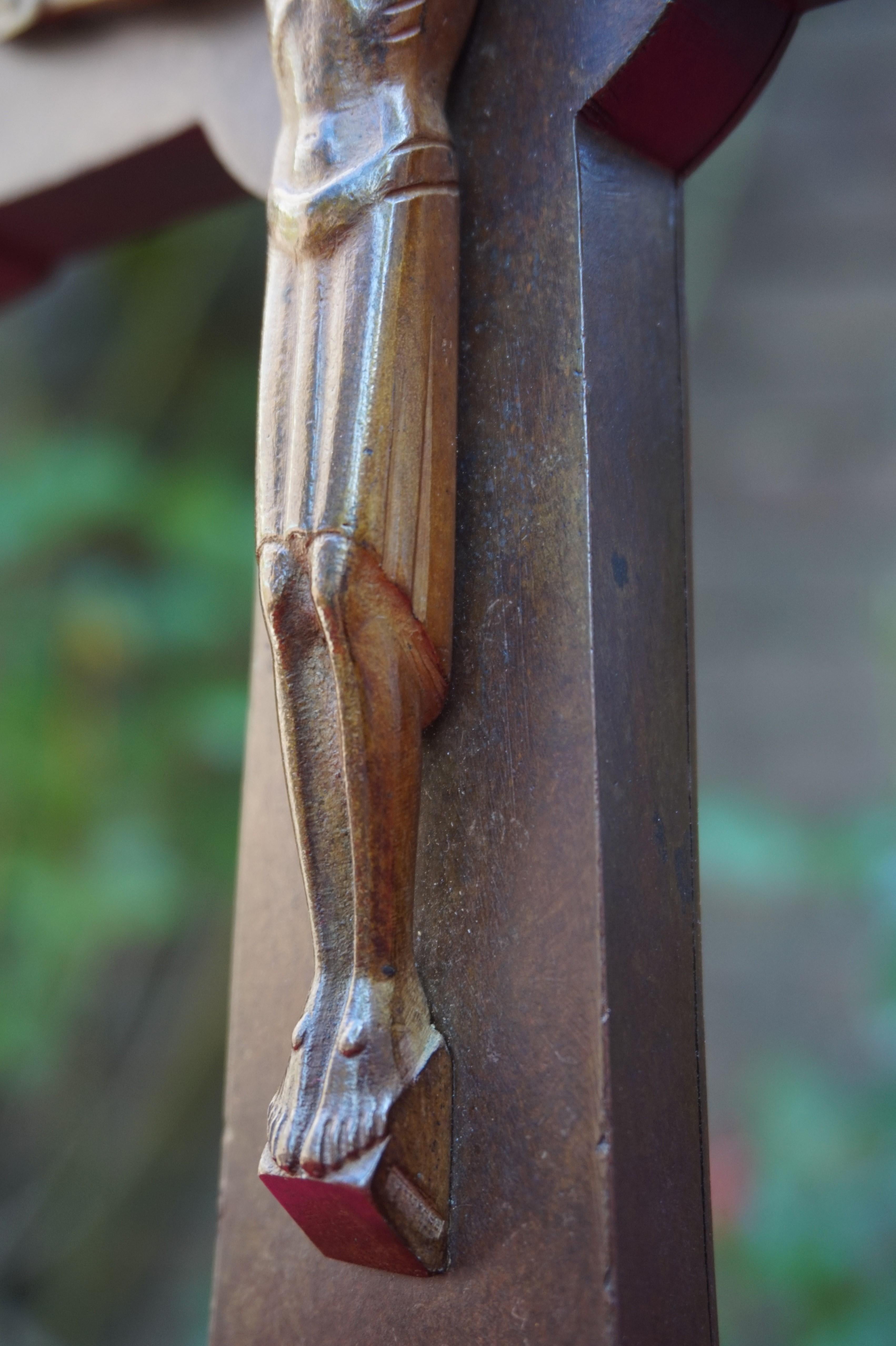 Crucifix Art Déco en bronze magnifiquement stylisé et en excellent état avec. Marques du fabricant Excellent état - En vente à Lisse, NL