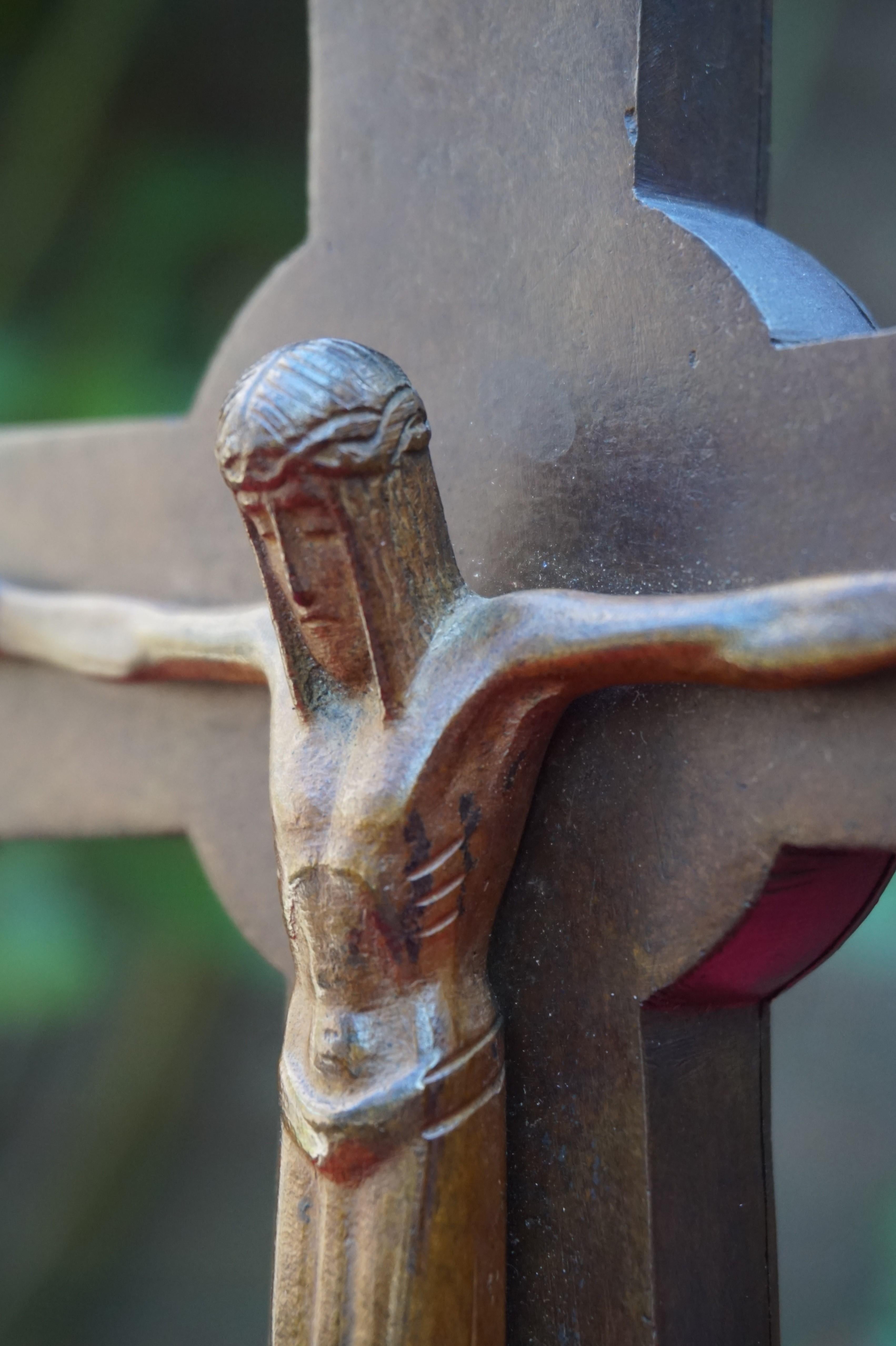 Beautifully Stylized & Great Condition Bronze Art Deco Crucifix w. Maker's Marks In Excellent Condition For Sale In Lisse, NL