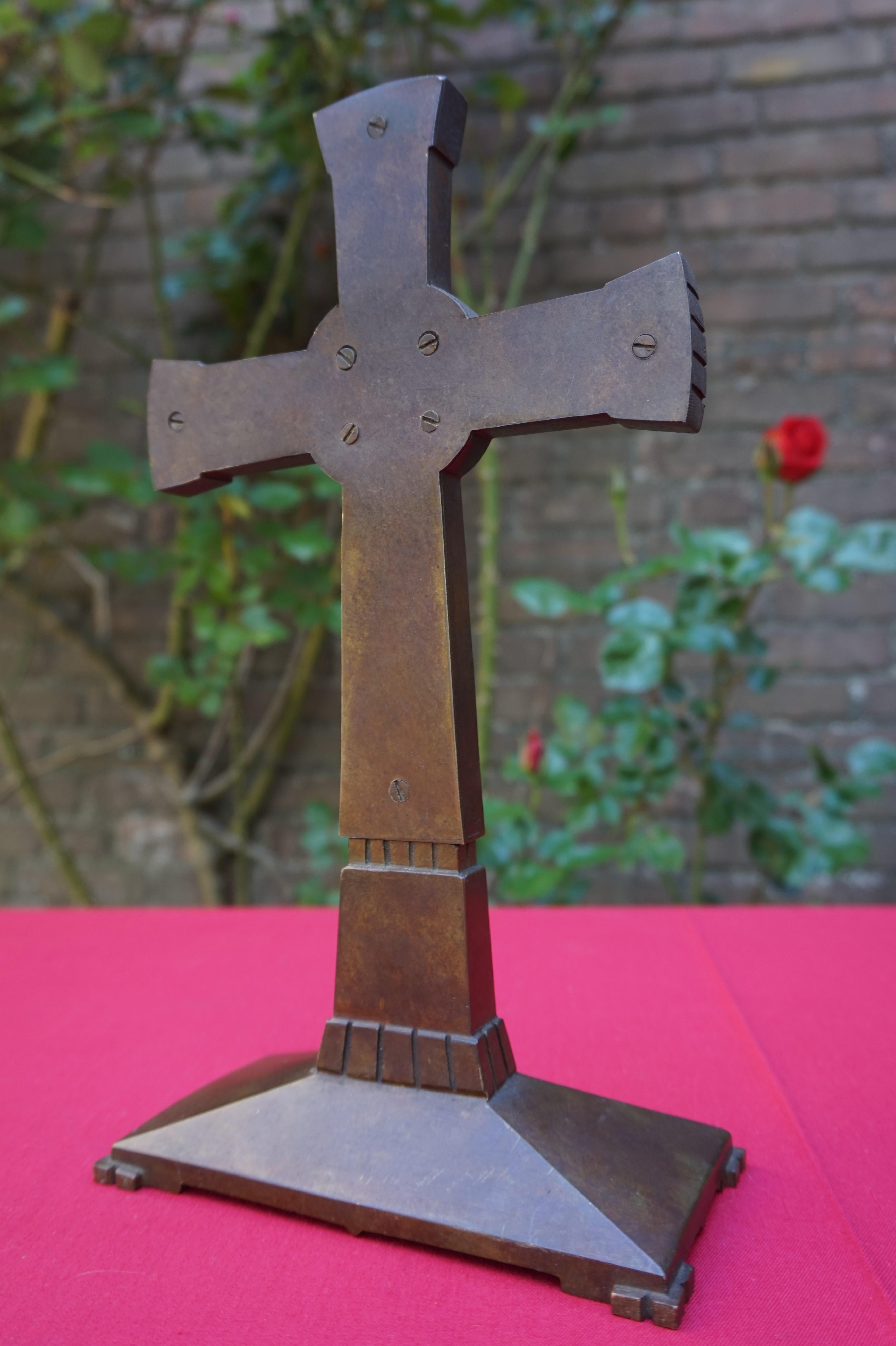 Crucifix Art Déco en bronze magnifiquement stylisé et en excellent état avec. Marques du fabricant en vente 1