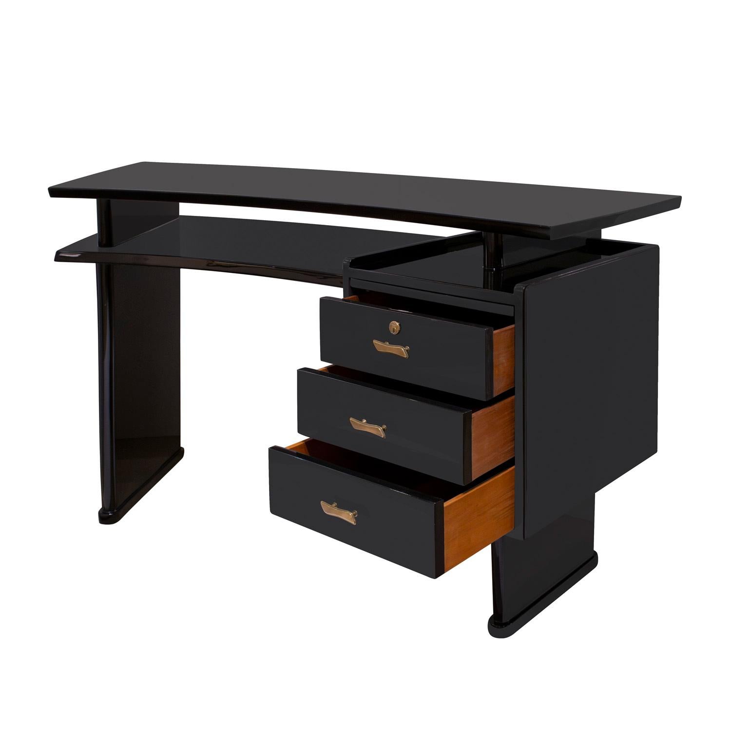 Elegante scrivania a due piani in lacca nera con cassetti sul lato destro con tiretti in ottone e vassoio estraibile, Francia anni '40. La forma curva e le linee pulite di questa scrivania sono meravigliosamente raffinate. È incredibilmente chic.