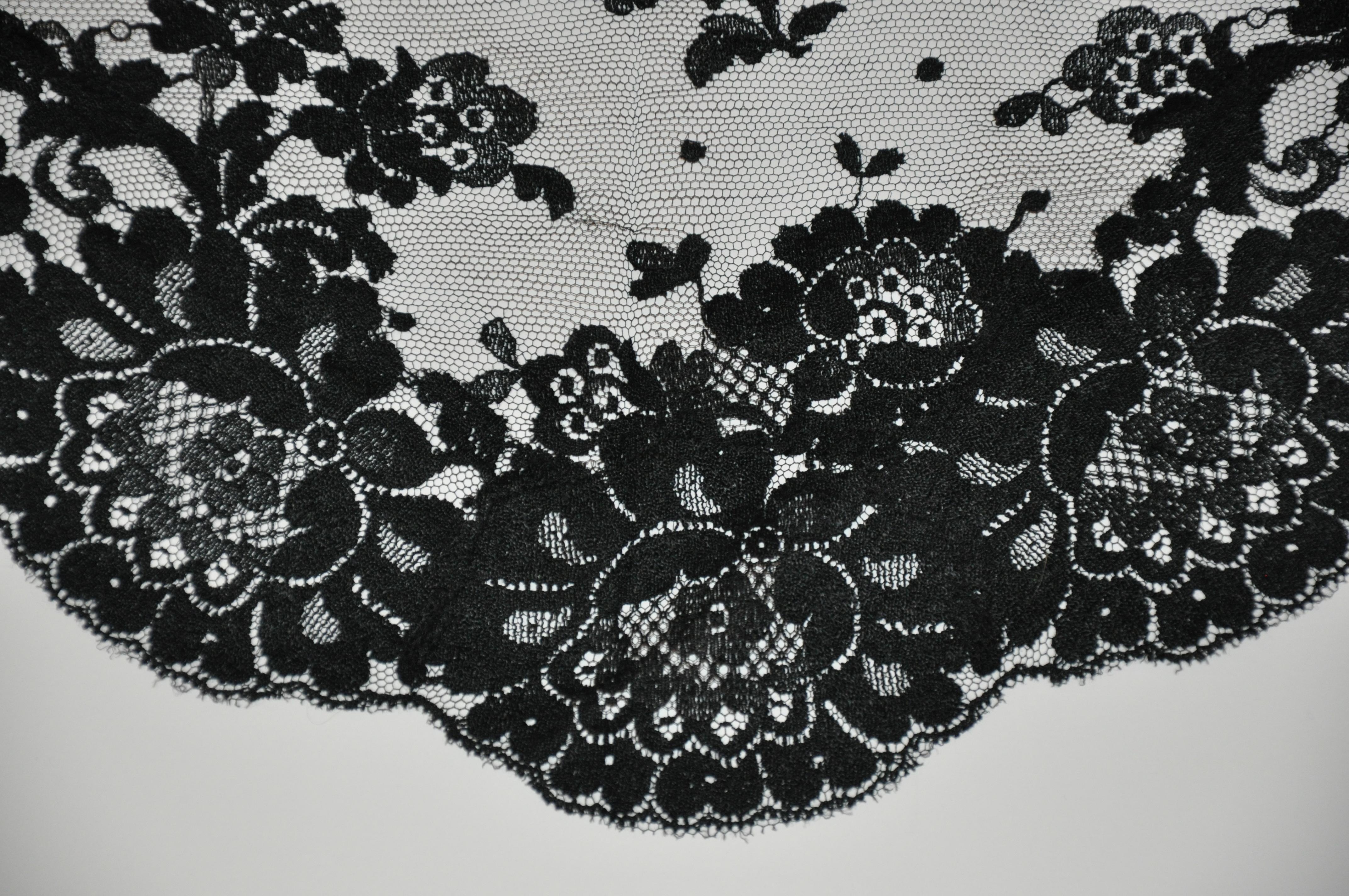     Cette magnifique écharpe à filet floral noir minuit est agrémentée de larges bords festonnés et mesure 45 pouces par 30 pouces par 30 pouces. Fabriquées en Italie.