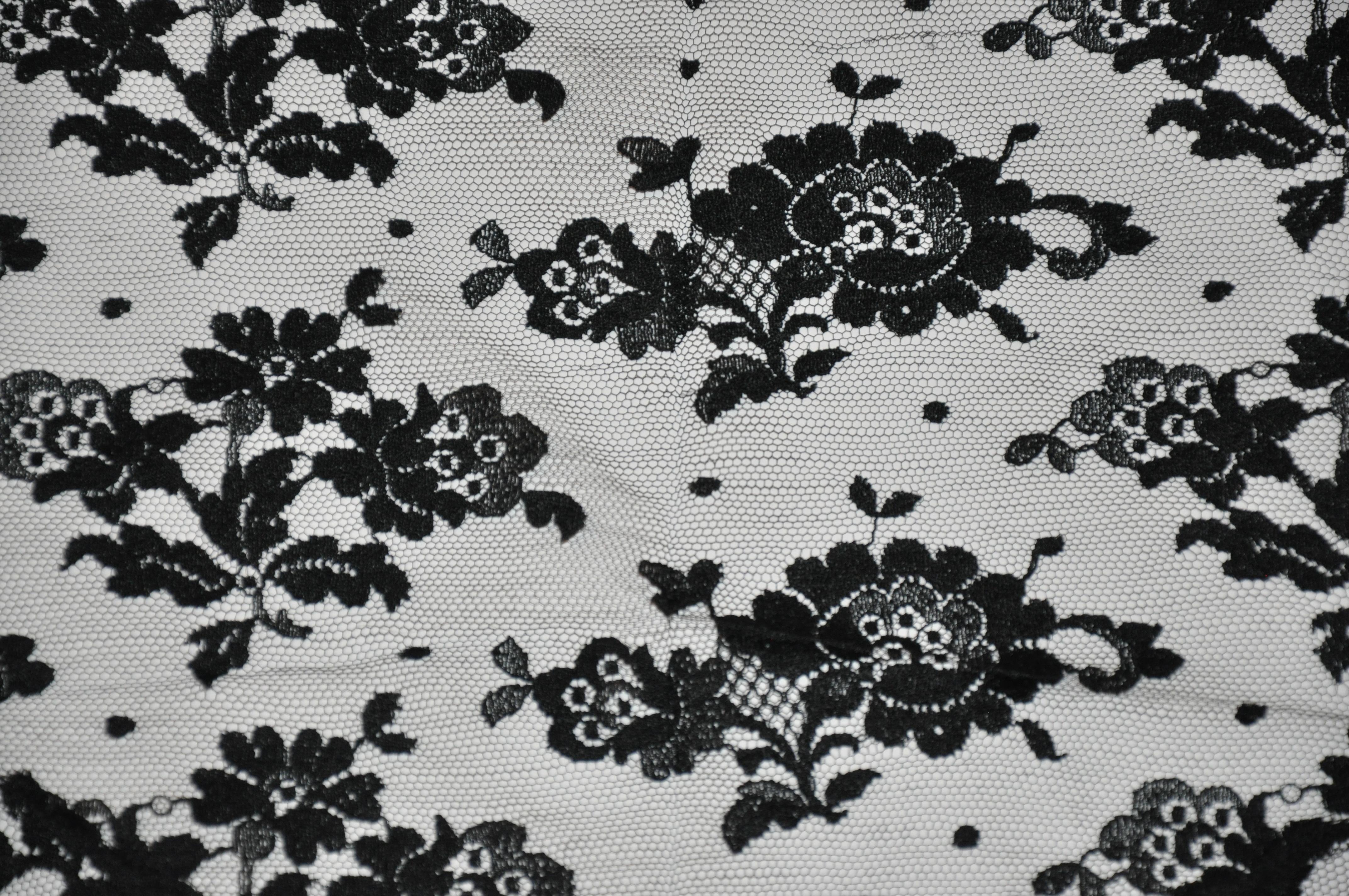 Noir Magnifique écharpe noire épaisse et épaisse à motifs floraux audacieux avec de grands bords festonnés floraux en vente