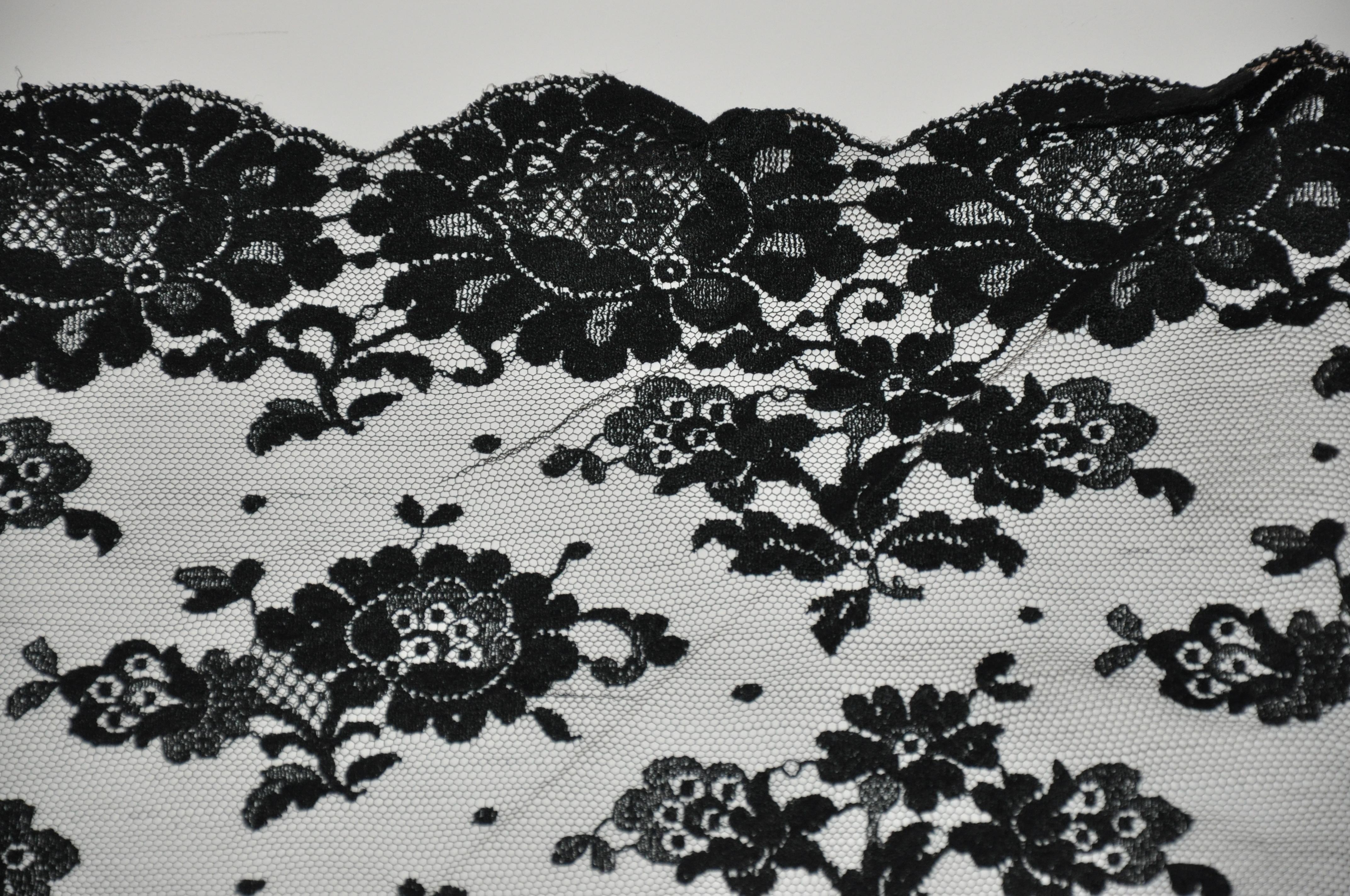 Magnifique écharpe noire épaisse et épaisse à motifs floraux audacieux avec de grands bords festonnés floraux Unisexe en vente