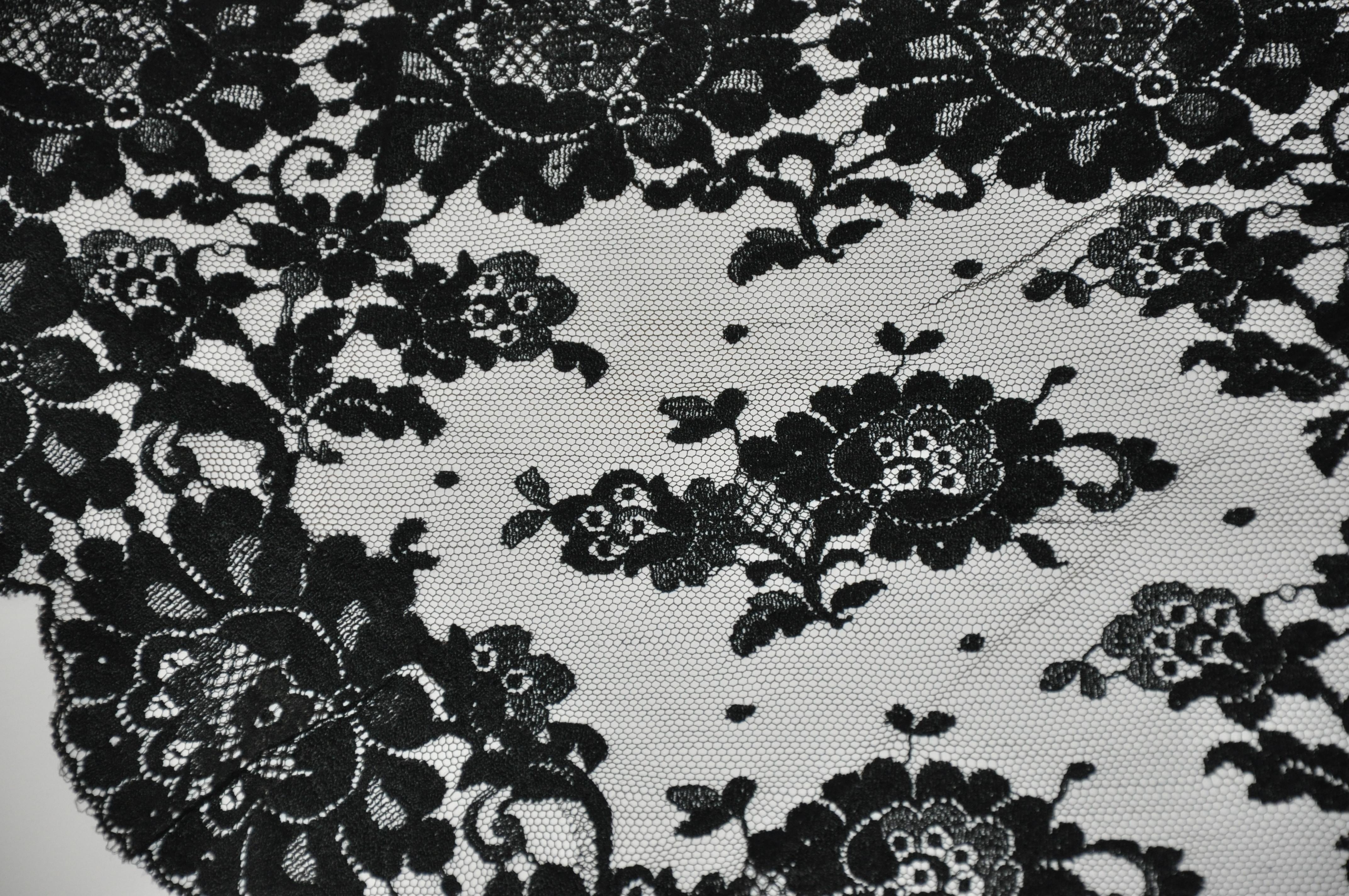 Magnifique écharpe noire épaisse et épaisse à motifs floraux audacieux avec de grands bords festonnés floraux en vente 4