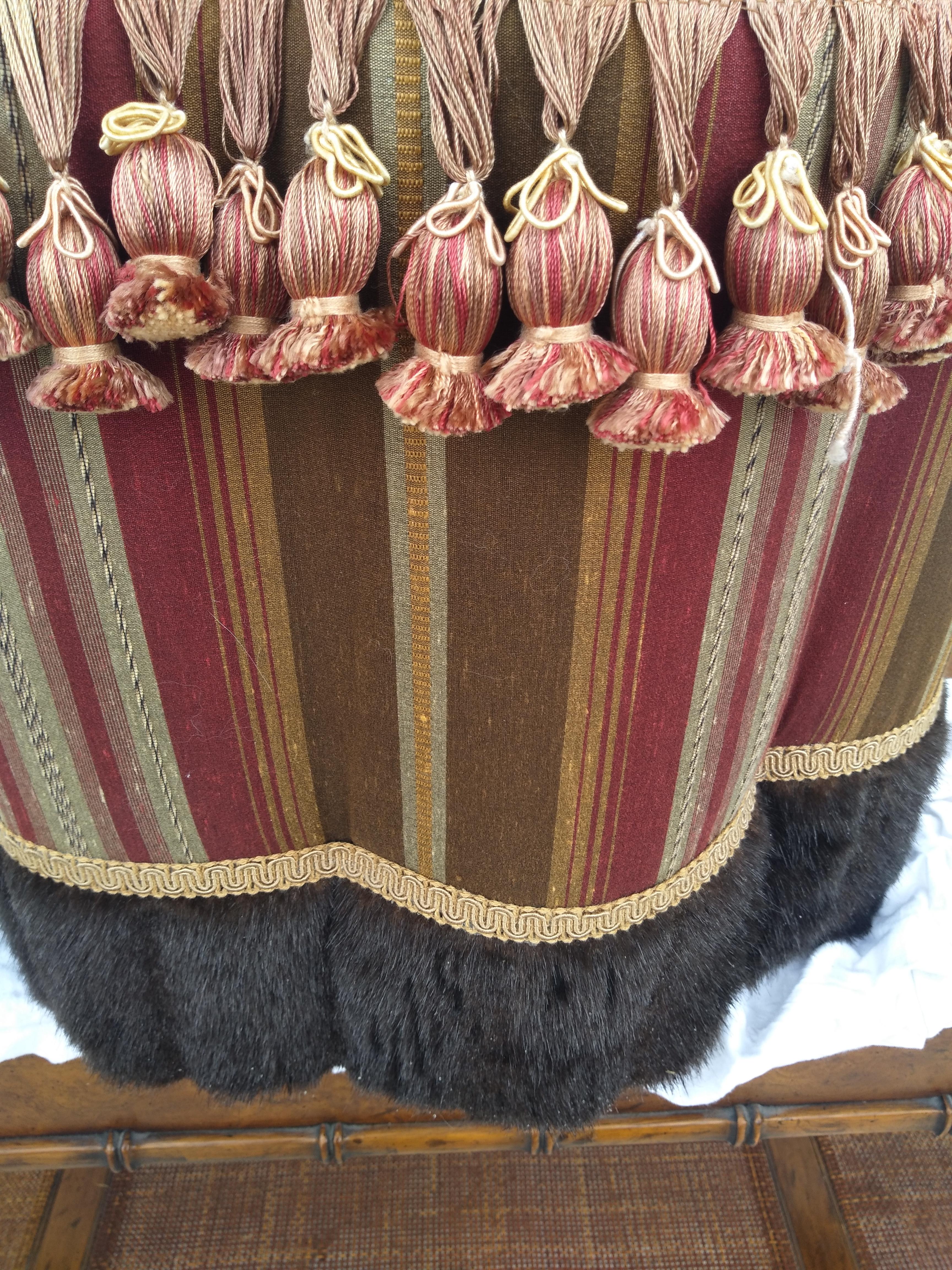 Ben imbottito, questo pouf ha una forma ottagonale. Il tessuto è molto bello e i bordi sono decorati con profili. Il fondo ha un tessuto in finto pelo di animale che accentua la forma e il tessuto. I fronzoli gli conferiscono un aspetto elegante.