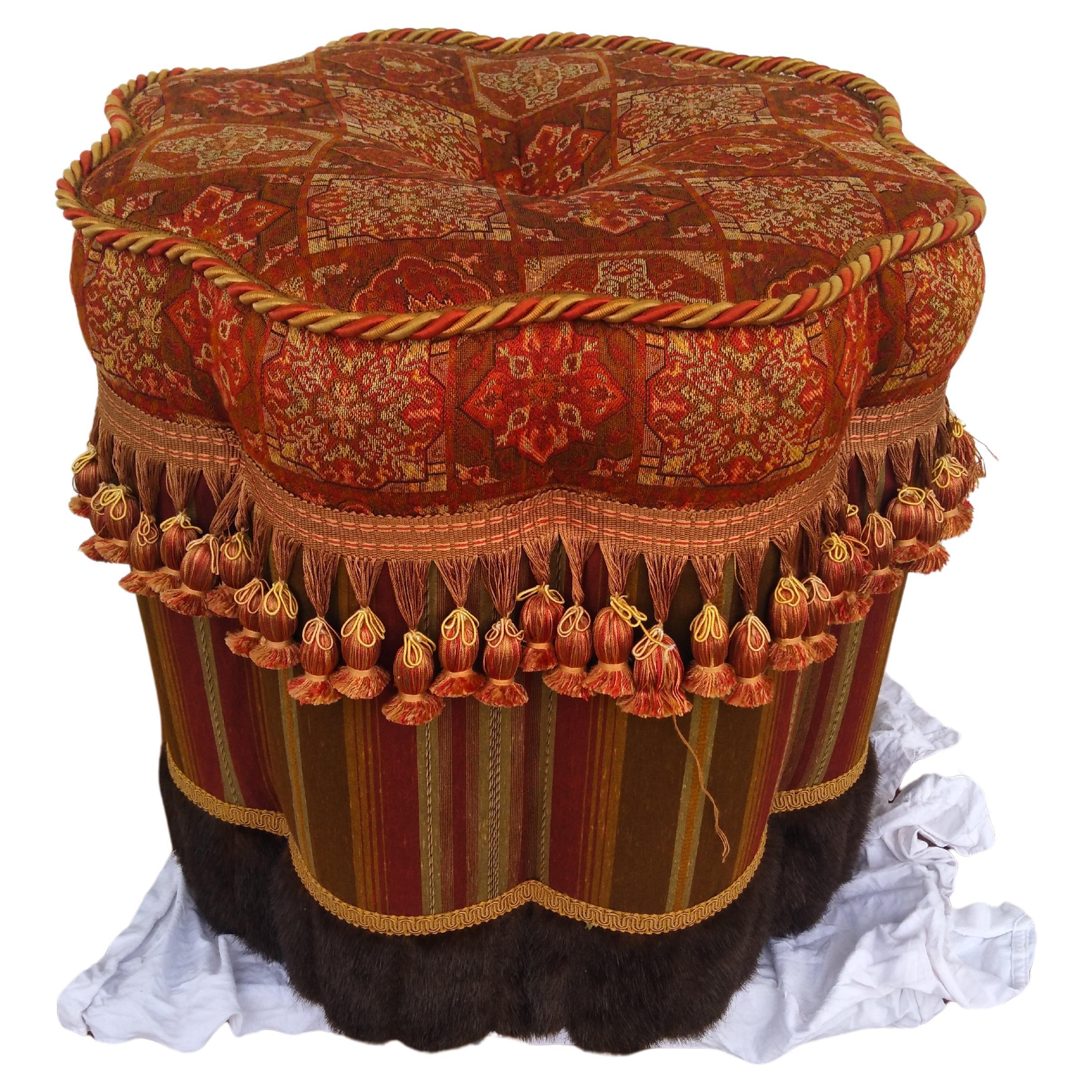 Pouf octogonal magnifiquement tapissé