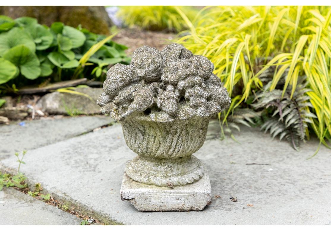 Cesta de frutas de cemento para el jardín siglo XX