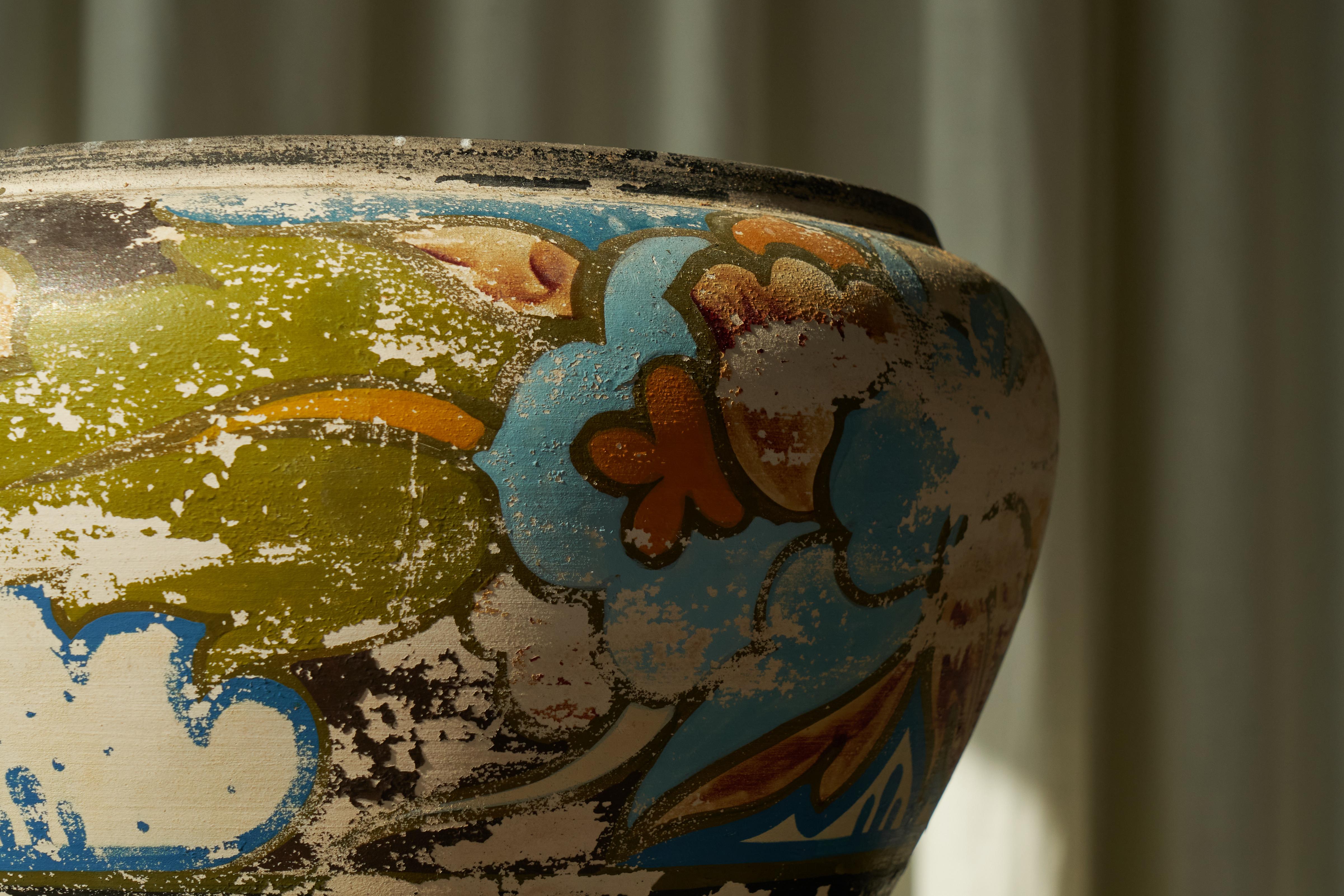 Wunderschön verwitterte Gouda Plateel-Vase oder Pflanzgefäß Vase oder Pflanzgefäß, Niederlande 1930er Jahre (Art déco) im Angebot