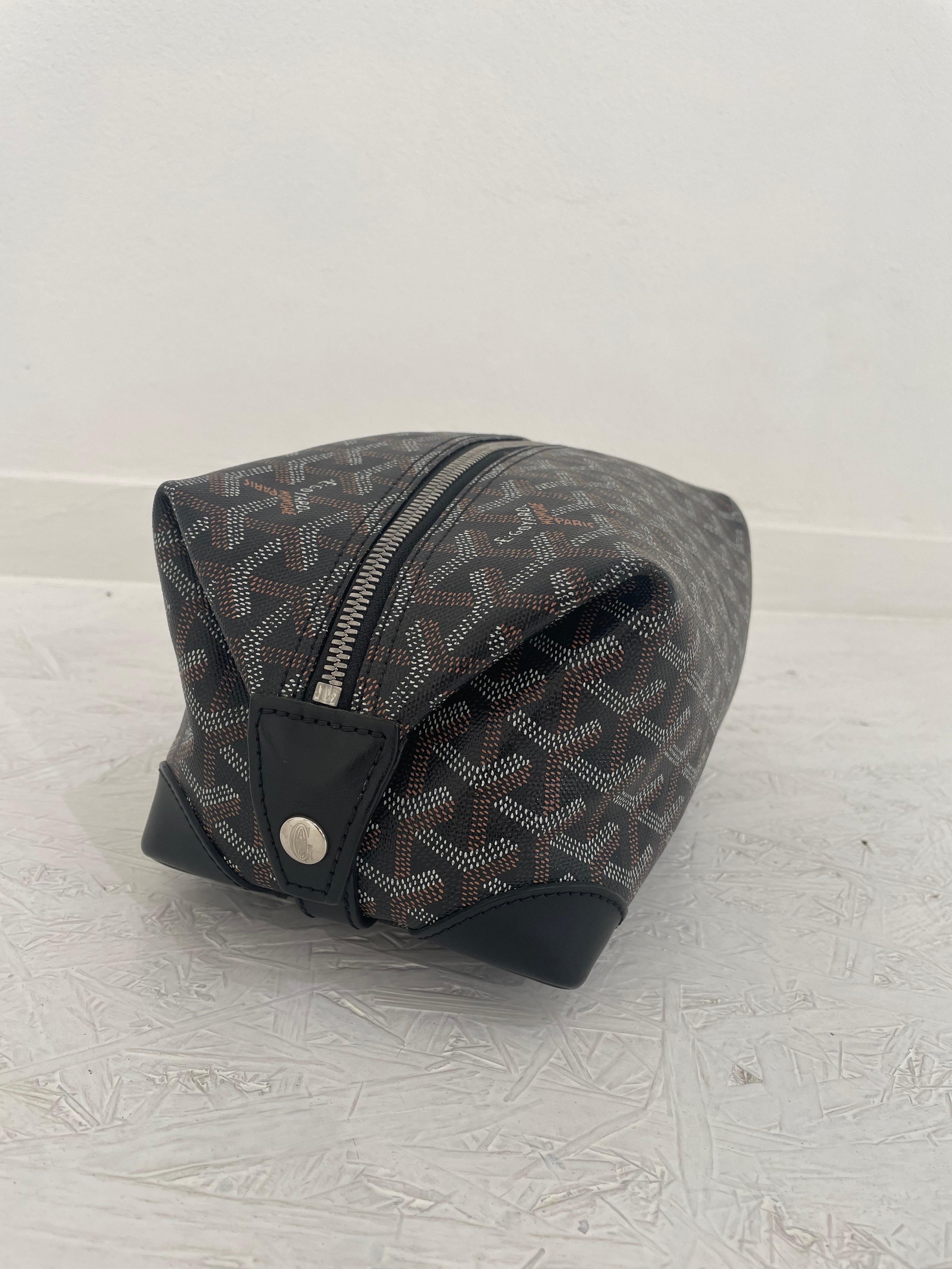 Beauty Goyard with classic pattern and black leather details In Excellent Condition In Carnate, IT