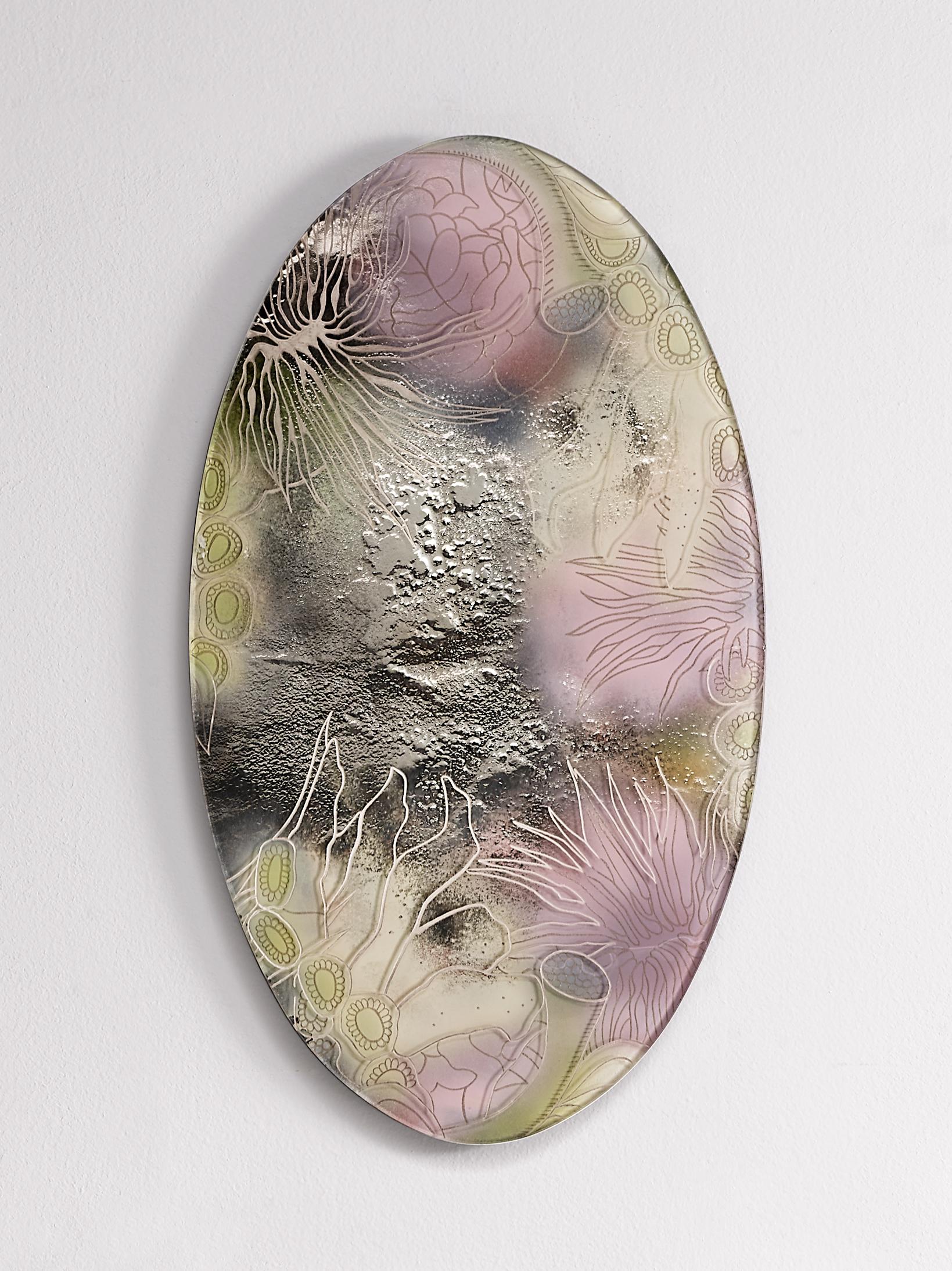 Miroir de beauté par Vetralia
Conçu par Tal Waldman
Dimensions :  L 45 x P 3 x H 80 cm
MATERIAL : Miroir gravé et peint.

VETRALIA
Art fonctionnel basé à Venise
Actif dans la proposition de design de collection, Vetralia est un lieu de rencontre