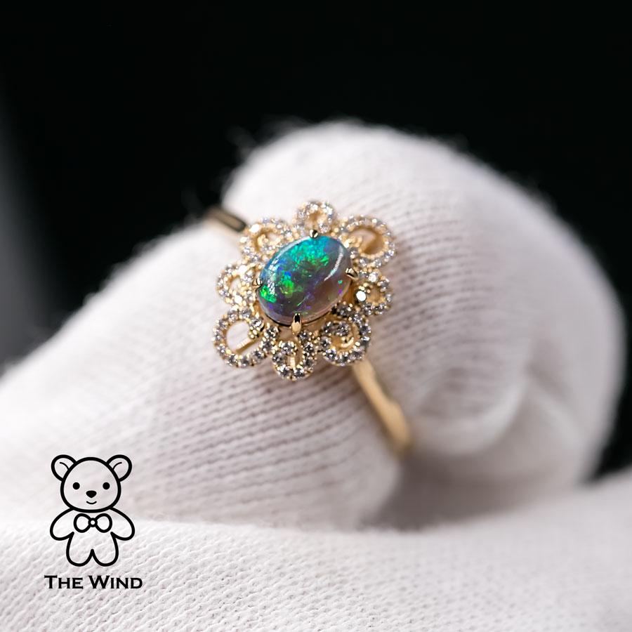 Beauty of Swirls - Australian Black Opal Diamond Engagement Wedding Ring 18K Yellow Gold.

Nom du dessin ou modèle : Beauty of Swirls

Idée de conception : L'opale noire présente une quantité étonnante de vert et de bleu. J'utilise le diamant 78