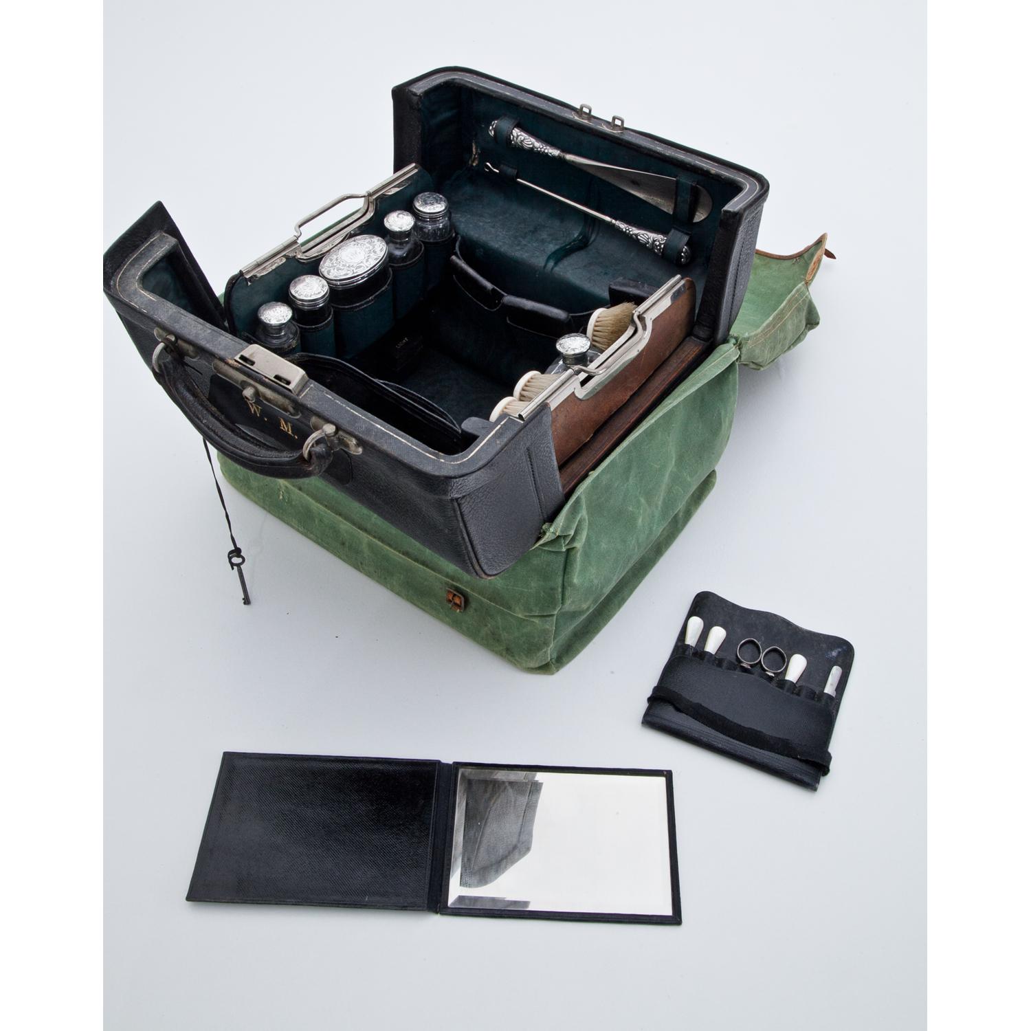 British Beauty Traveling Case by William Comyns, London, 1895 For Sale