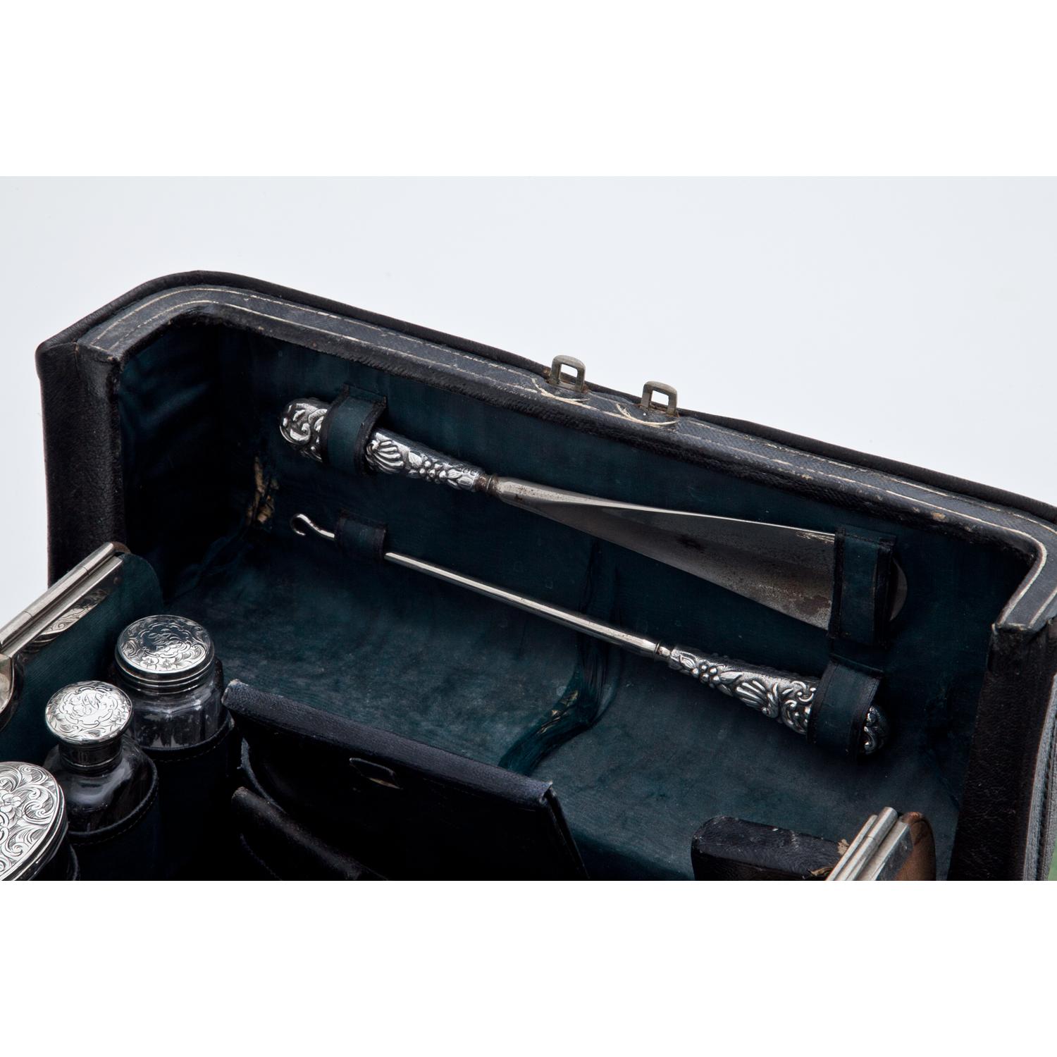 Beauty Traveling Case by William Comyns, London, 1895 In Good Condition For Sale In Greding, DE