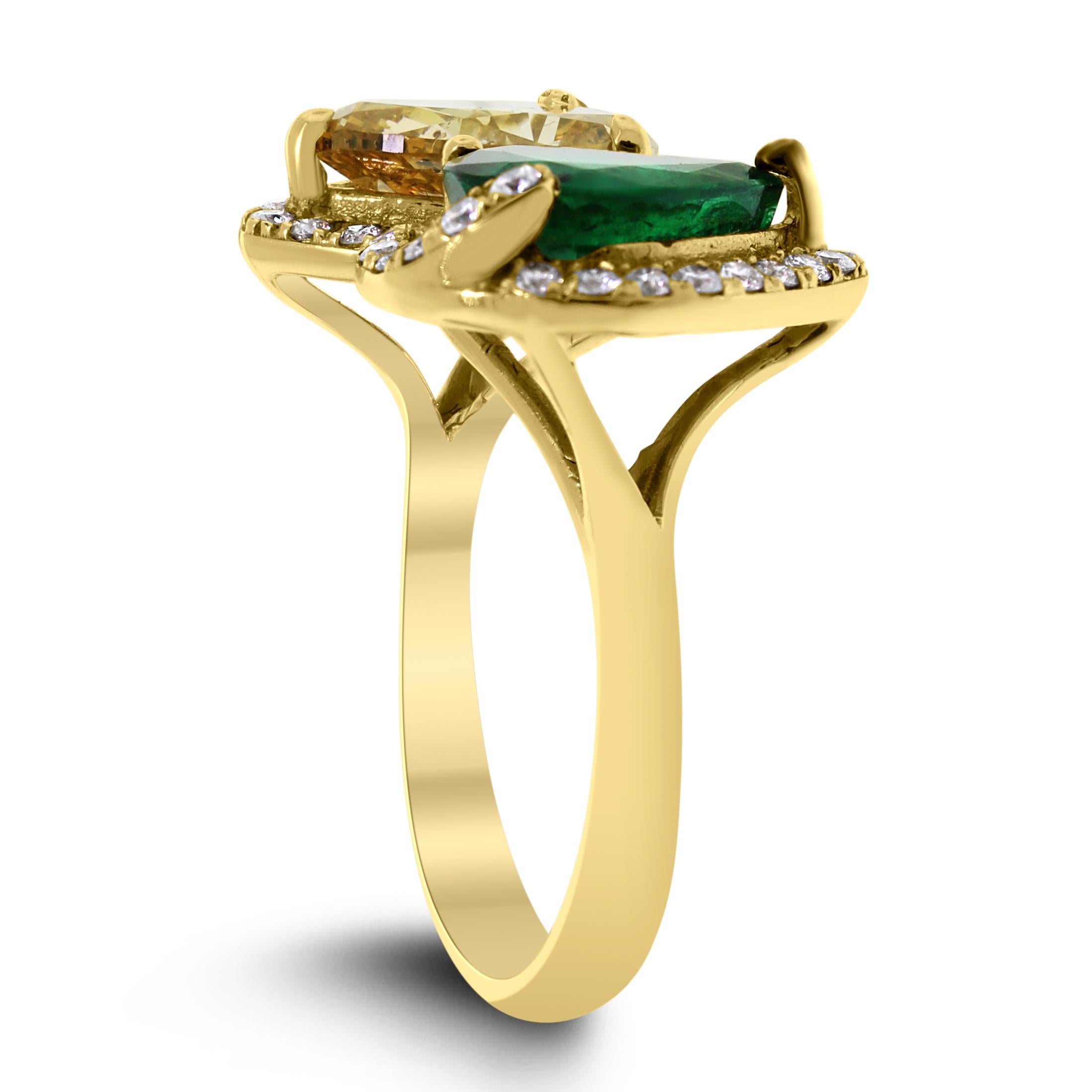 Contemporary Beauvince 2 Way Peek a Boo Ring (3.88 ct Emeralds & Diamonds) in Yellow Gold For Sale