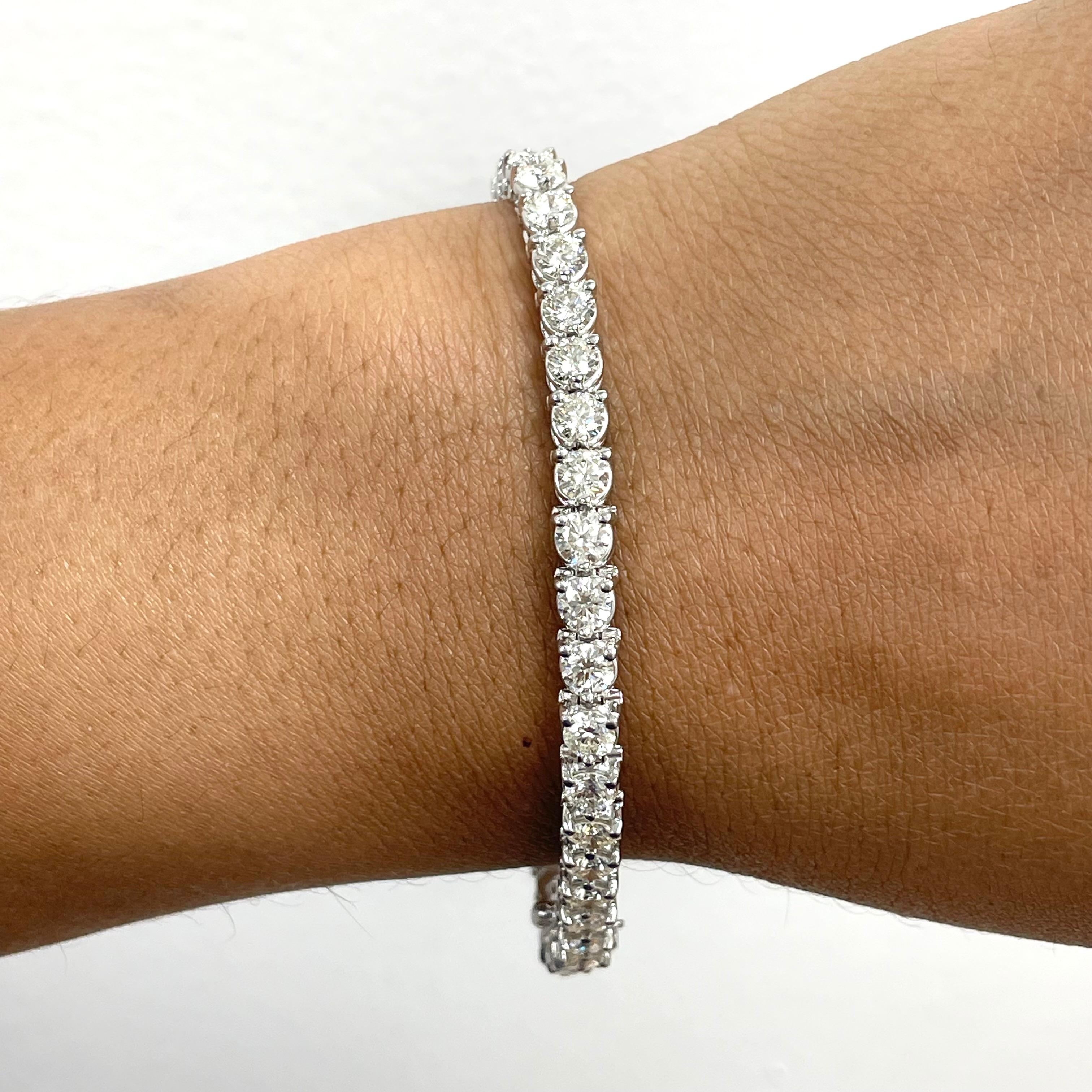 Taille ronde Beauvince Bracelet tennis à 3 griffes en or blanc avec diamants 7,58 carats GH VS en vente