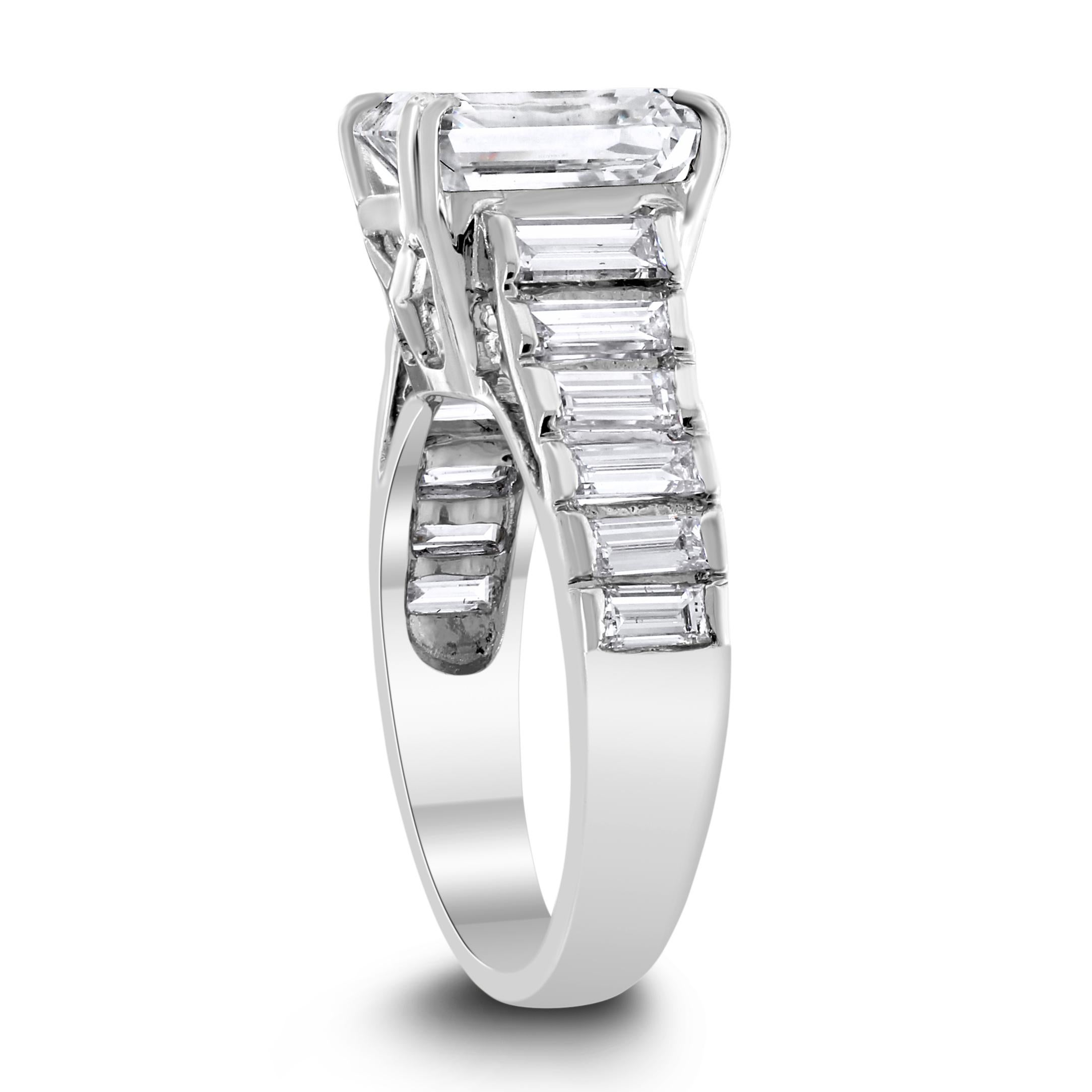 Cette bague de fiançailles de taille émeraude est rehaussée de diamants de taille baguette pour compléter son look épuré, modeste mais audacieux. 

Forme du diamant central : Taille émeraude 
Poids du diamant central : 3,20 ct 
Couleur du diamant :