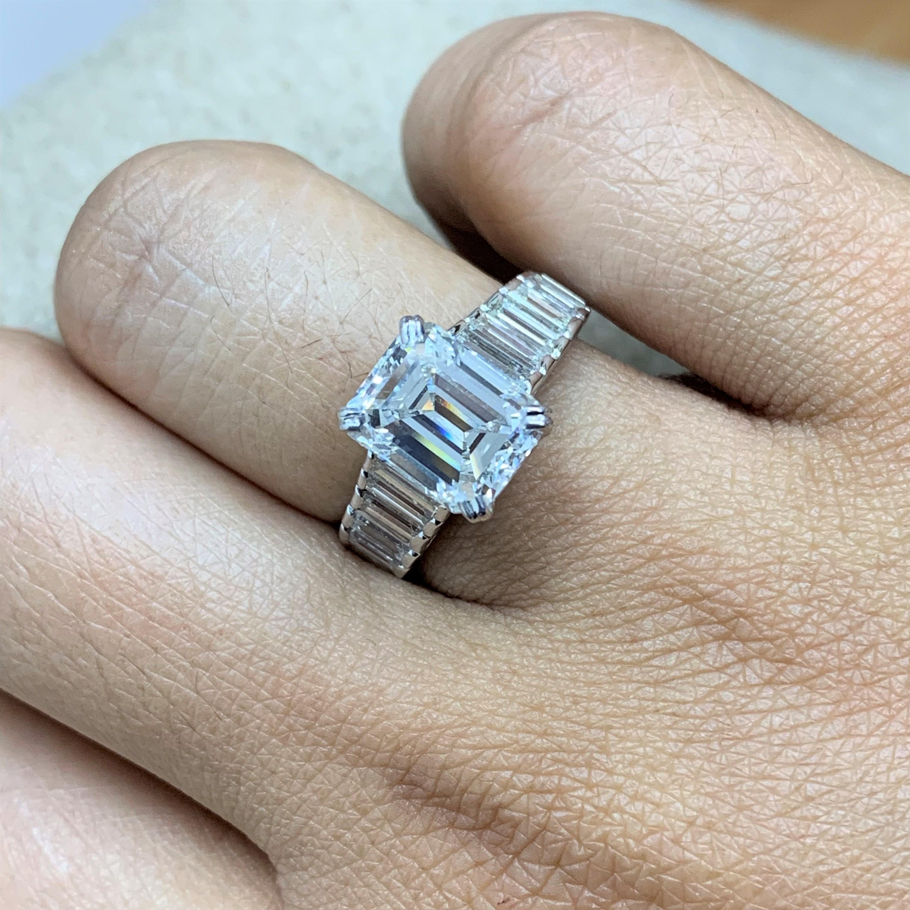 Taille émeraude Beauvince Bague de fiançailles en or blanc avec diamant taille émeraude 3,20 I VVS2 certifié GIA en vente