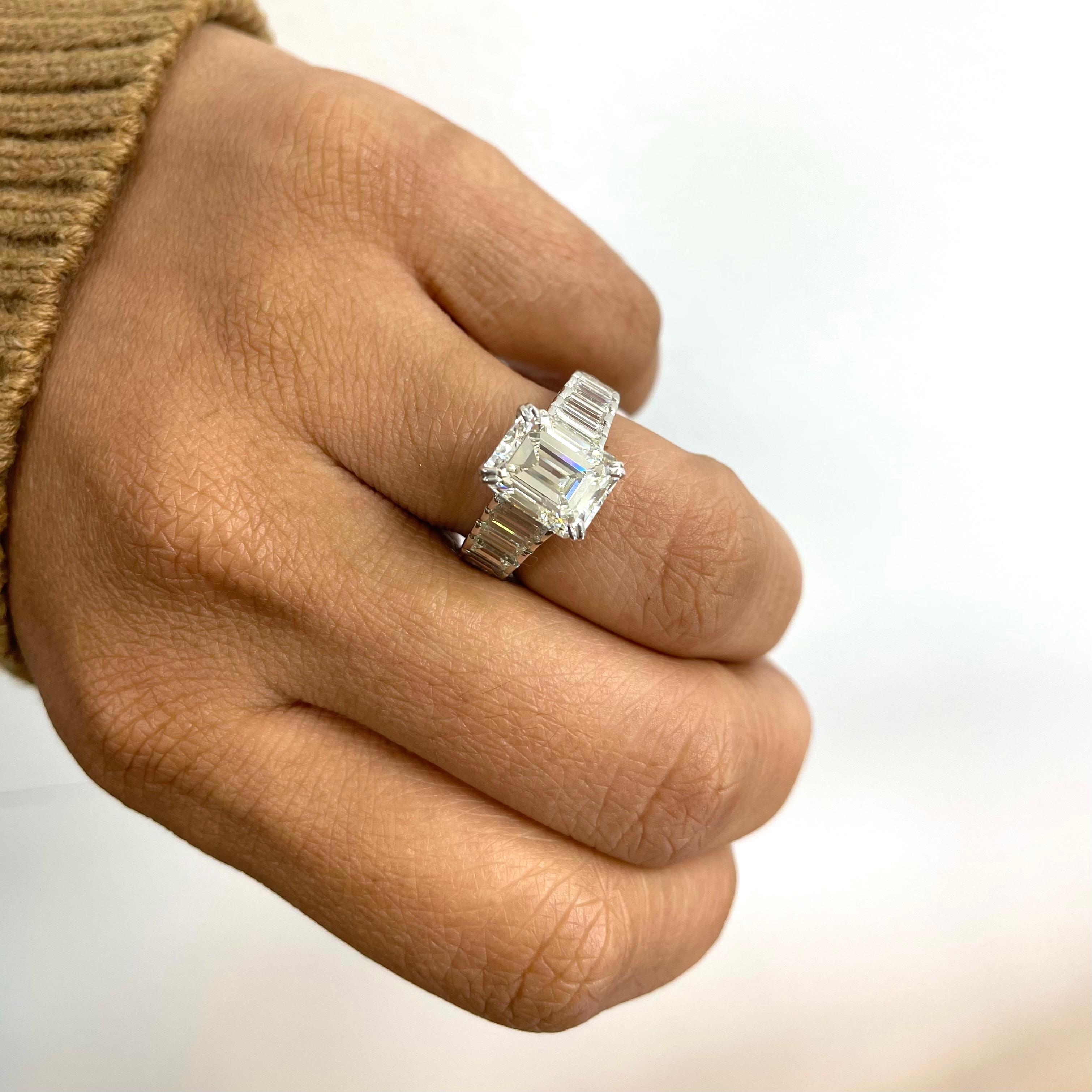 Beauvince Bague de fiançailles en or blanc avec diamant taille émeraude 3,20 I VVS2 certifié GIA Neuf - En vente à New York, NY