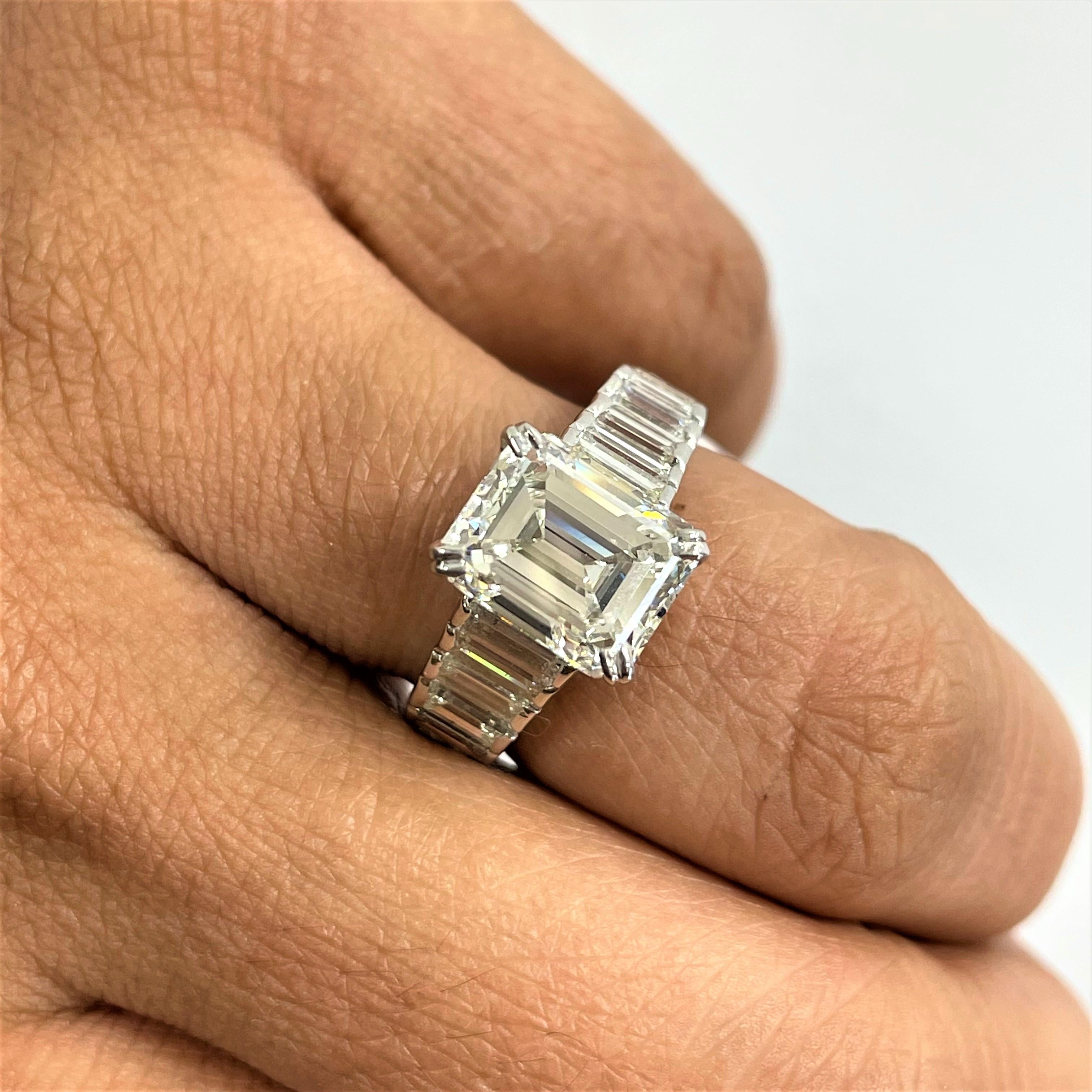 Beauvince Bague de fiançailles en or blanc avec diamant taille émeraude 3,20 I VVS2 certifié GIA Unisexe en vente