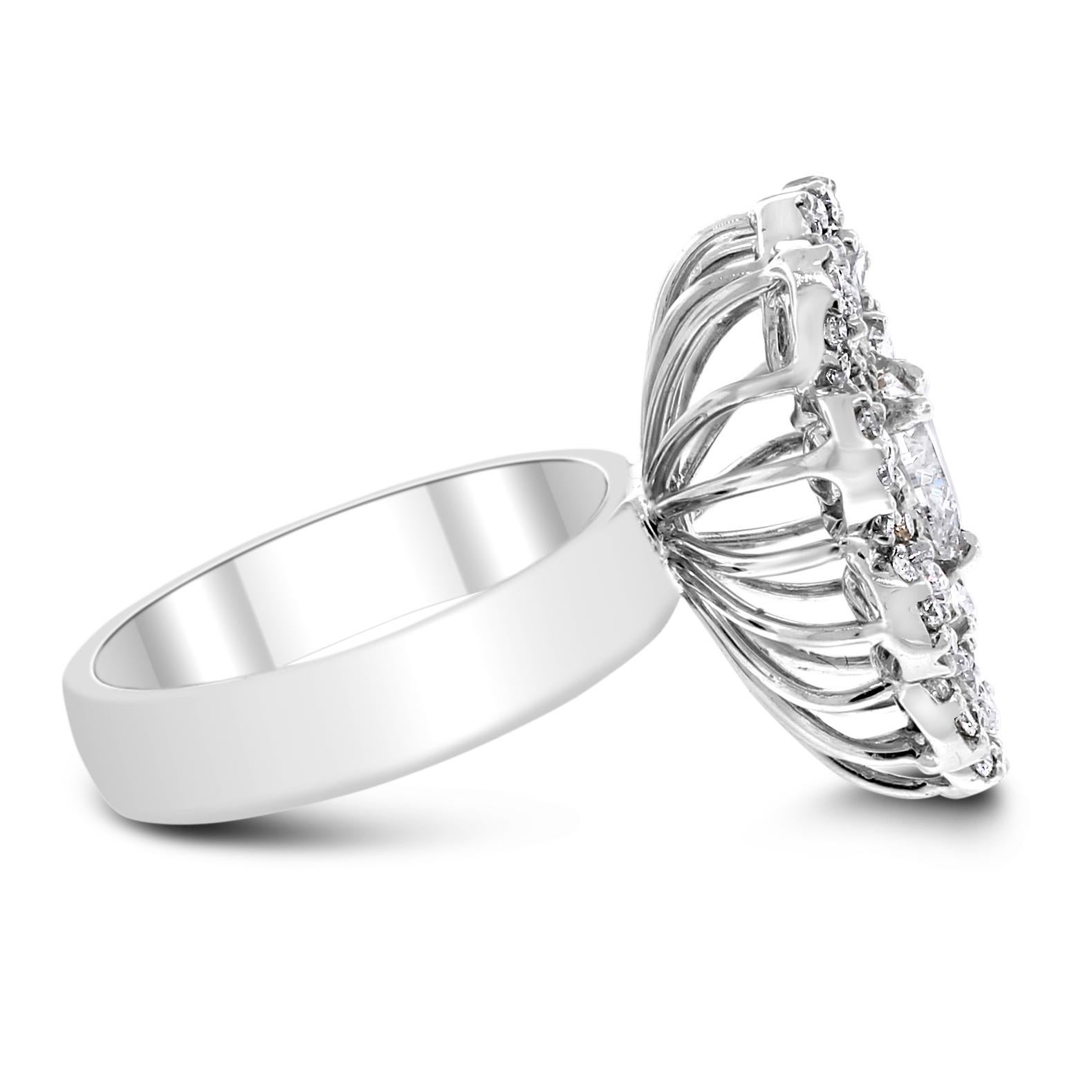 La bague Amore Heart Diamond Ring célèbre l'amour et la joie grâce à son design joyeux et à la combinaison de formes et de couleurs.

Diamants en forme de : Coeur, Poire et Rond
Poids total des diamants : 1,79 ct
Solitaires centraux : 0.67