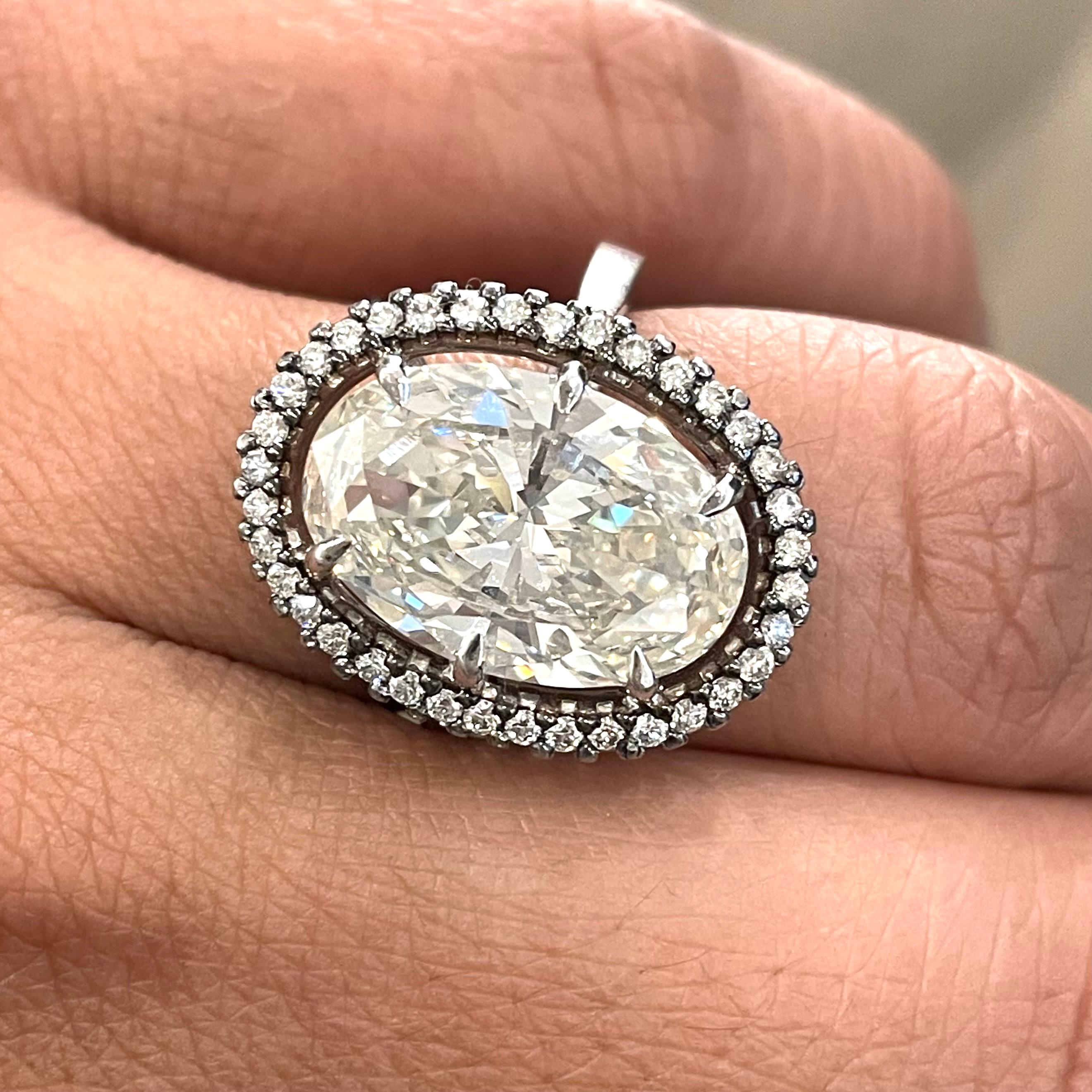 Taille ovale Beauvince Bague de fiançailles ancienne en platine avec diamant ovale KVVS2 de 6,20 carats certifié IGI en vente