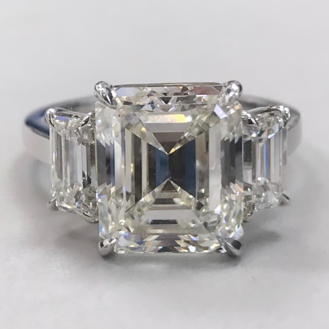 Women's or Men's Beauvince Ariel 3 Stone Ring (5.82 ct Emerald Cut IVVS2 IGI Diamond) in Platinum For Sale