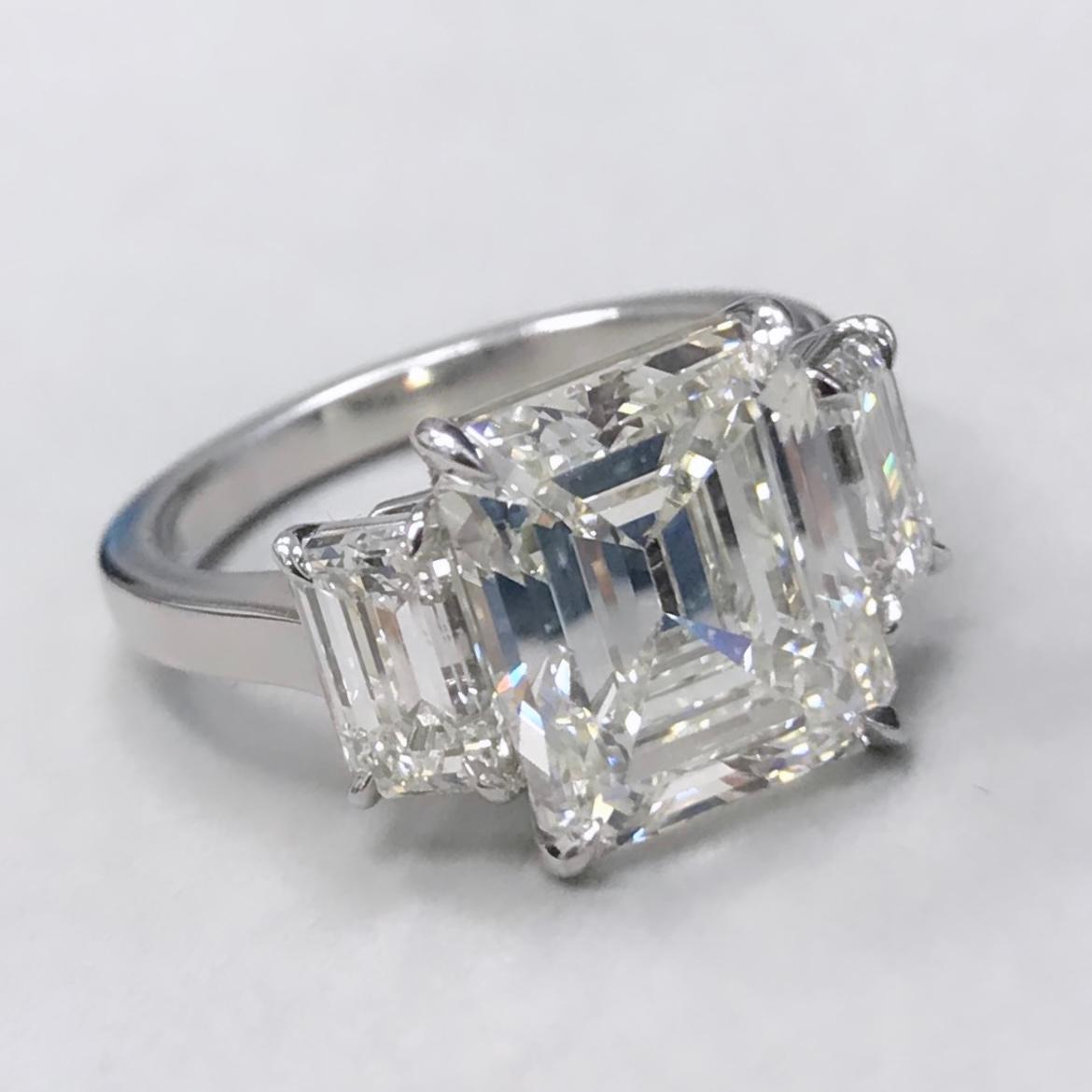 Beauvince Ariel 3 Stone Ring (5.82 ct Emerald Cut IVVS2 IGI Diamond) in Platinum For Sale 1