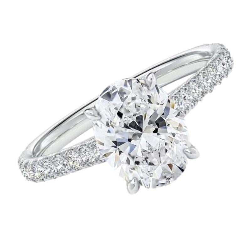 Dieser ovale Verlobungsring mit Diamanten ist ein schwüler Klassiker, der mit seinen Maßen verblüfft und perfekt geeignet ist, um sie zu beeindrucken und zu blenden. Ein wunderschöner, funkelnder Diamant, der für immer geliebt und geschätzt werden