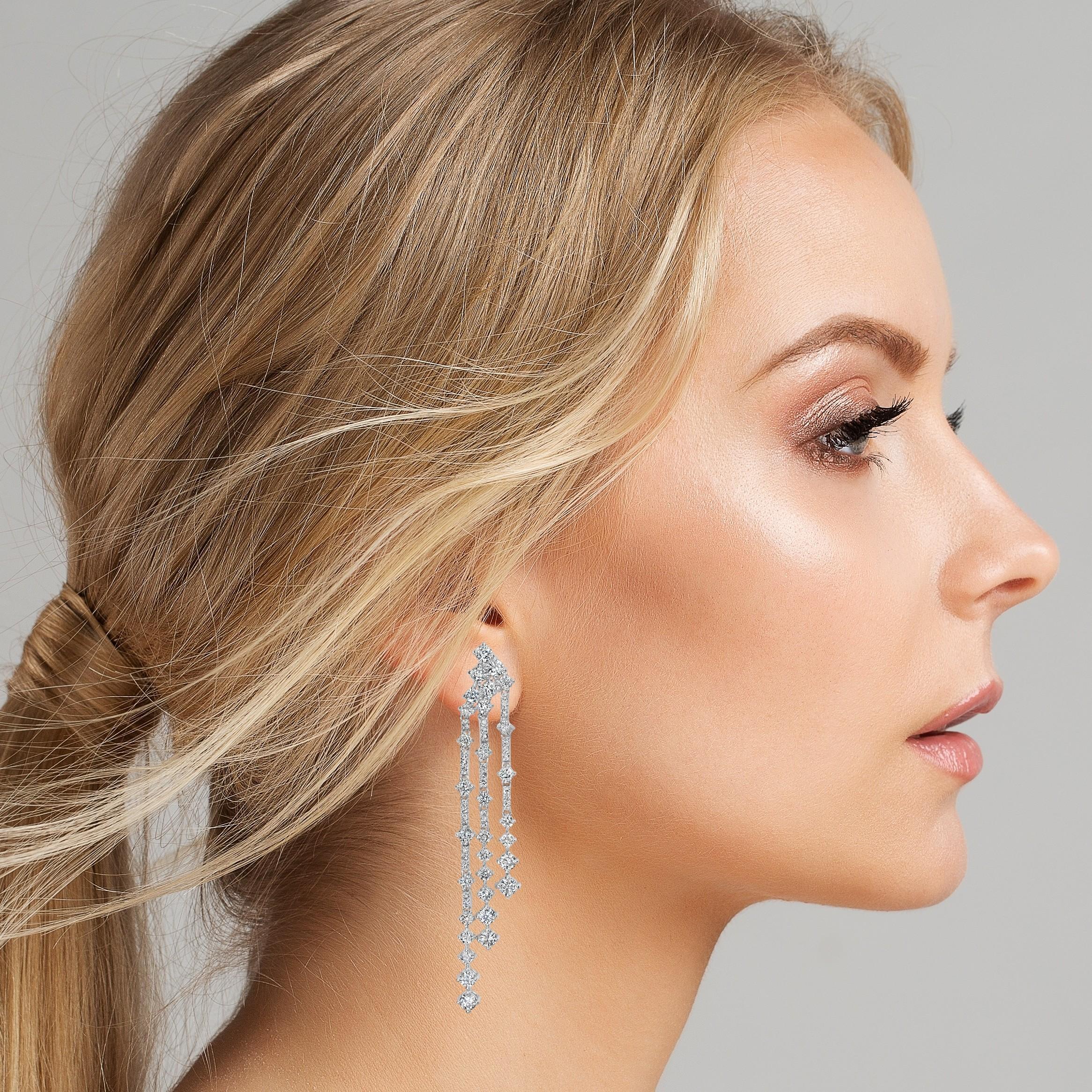 Questi delicati orecchini a lampadario con più file di diamanti sono chic e sfarzosi. Offrono facilità di movimento e di circolazione e sono ideali per un abbigliamento casual o semi-formale.

Forma del diamante: Rotondo
Peso totale dei diamanti: