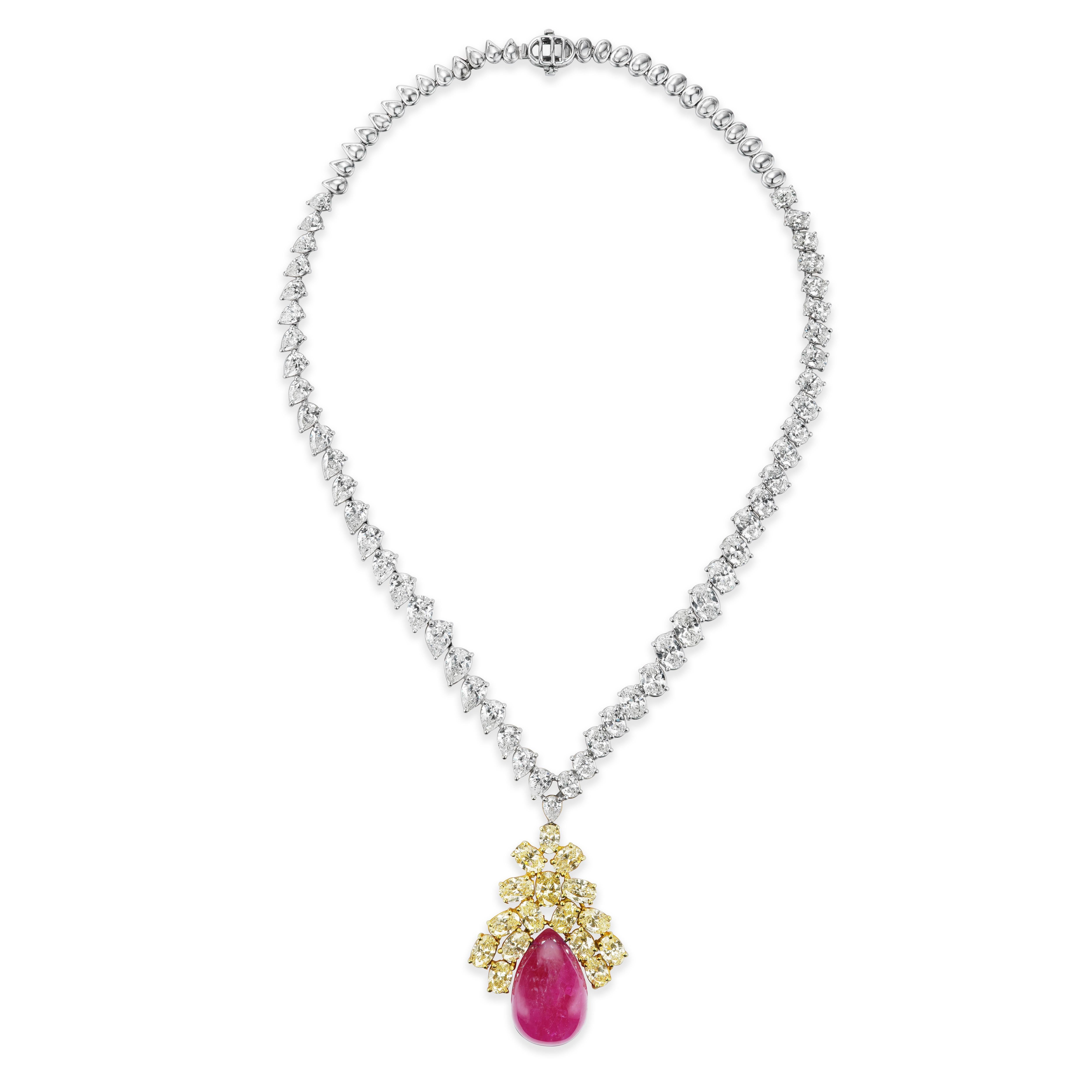 Eine reizvolle Farbkombination: Dieses Collier besteht aus gelben und weißen Diamanten, die von einer Reihe exquisiter und seltener großer Rubin-Cabochons begleitet werden. Die Parure ist glamourös und durch ihre Einzigartigkeit und Seltenheit