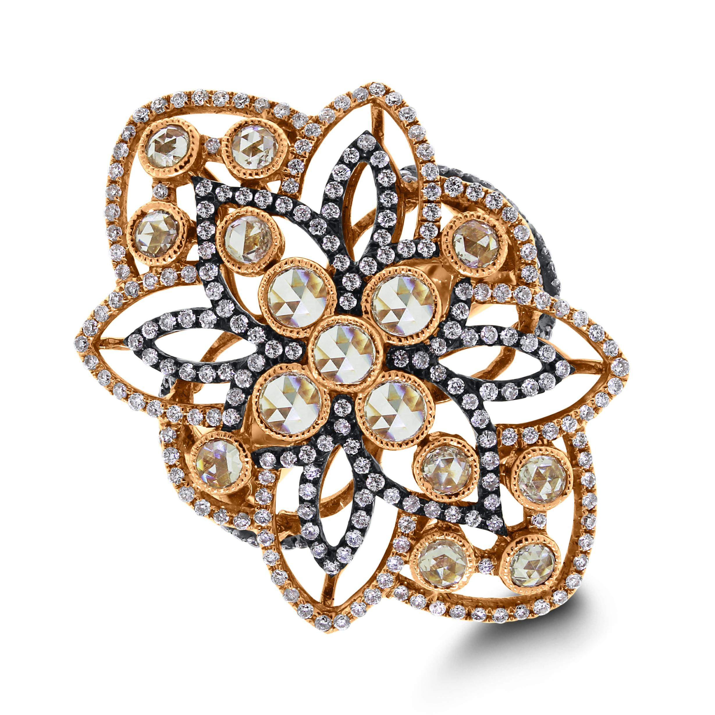 L'anello con diamante Cassandra è un audace adattamento di dolci motivi classici. Con una finitura antica e colori moderni, è un gioiello da possedere.

Forma del diamante: Rotondo
Peso totale dei diamanti: 1,89 carati 
Colore del diamante: F - G &