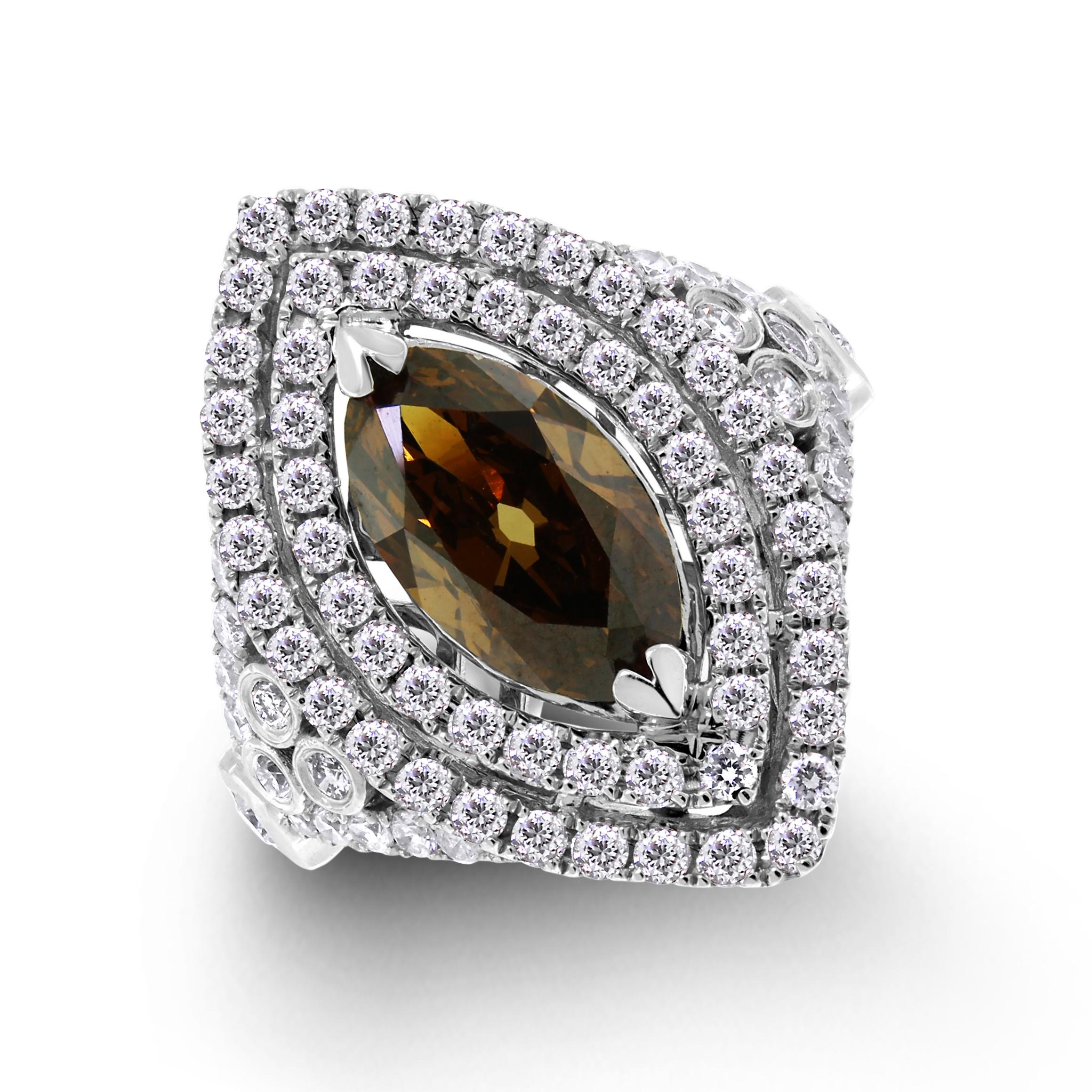 La bague Chocola Diamond Ring est audacieuse et unique par ses formes et ses couleurs. L'ovale central brun fantaisie est rehaussé par le double halo et les diamants ludiques sertis sur les côtés de la bague.

Forme du diamant central : Ovale
Poids