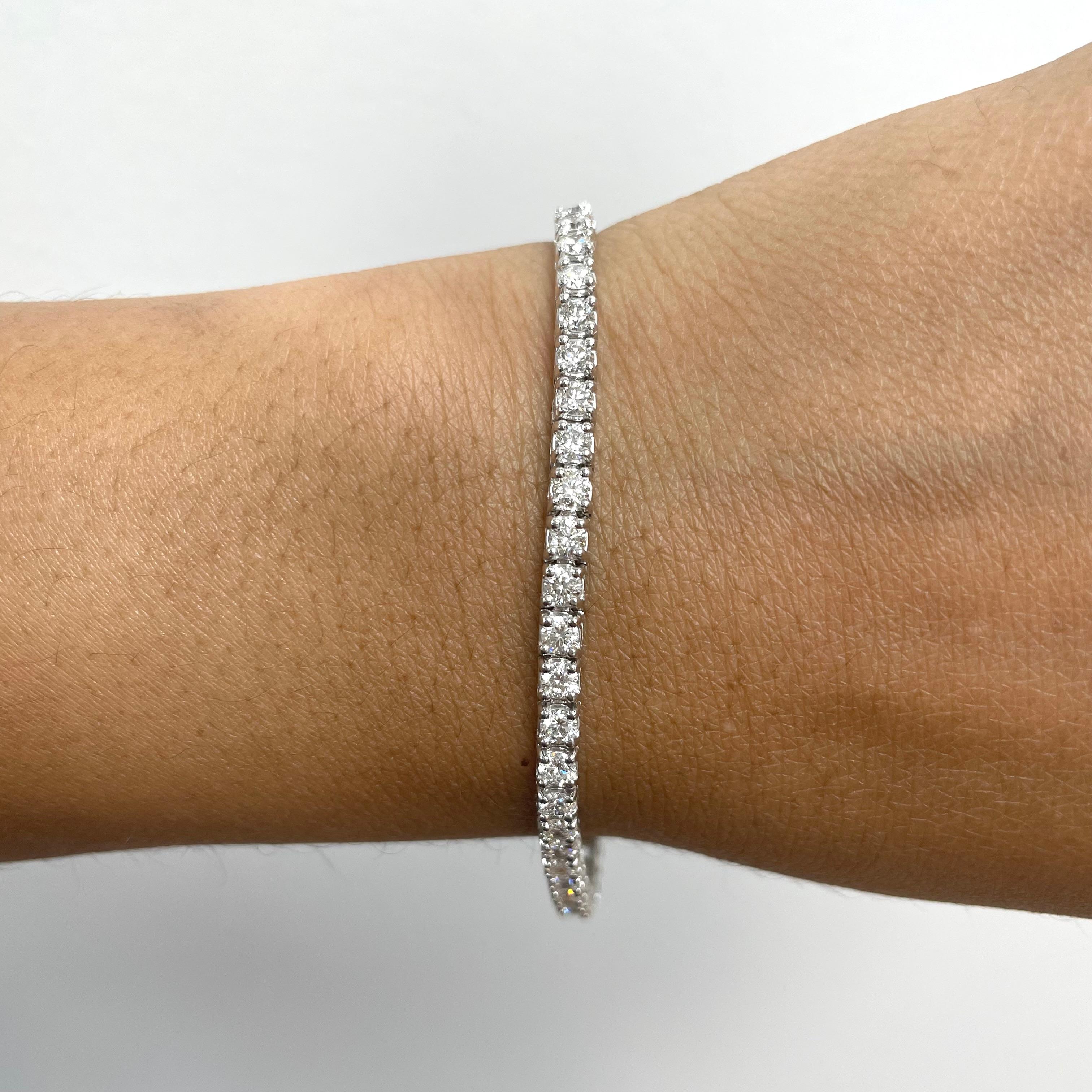 Ein Diamant-Tennisarmband ist das eleganteste und klassischste Schmuckstück, das es gibt. Sie ist feminin, bequem und betont das Handgelenk einer Frau mit Glanz und Glitzern. 

Alle unsere Armbänder haben zwei Schlösser für zusätzliche Sicherheit.