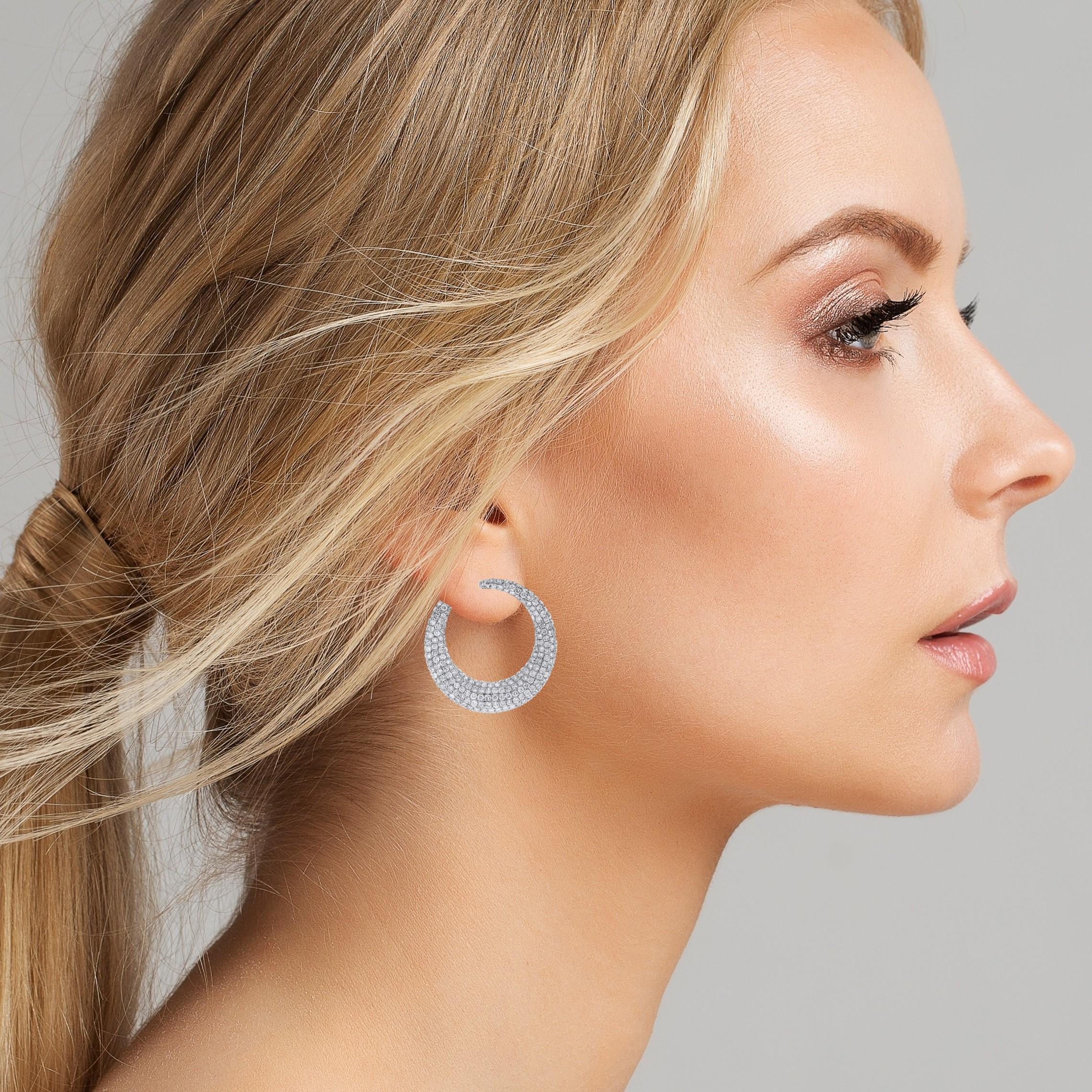 Gli orecchini con diamanti a mezzaluna oscillano elegantemente intorno all'orecchio abbagliando gli occhi di chi li guarda. La loro bella forma adora il viso e li rende un paio ideale per un evento formale o una serata divertente.

Forma del