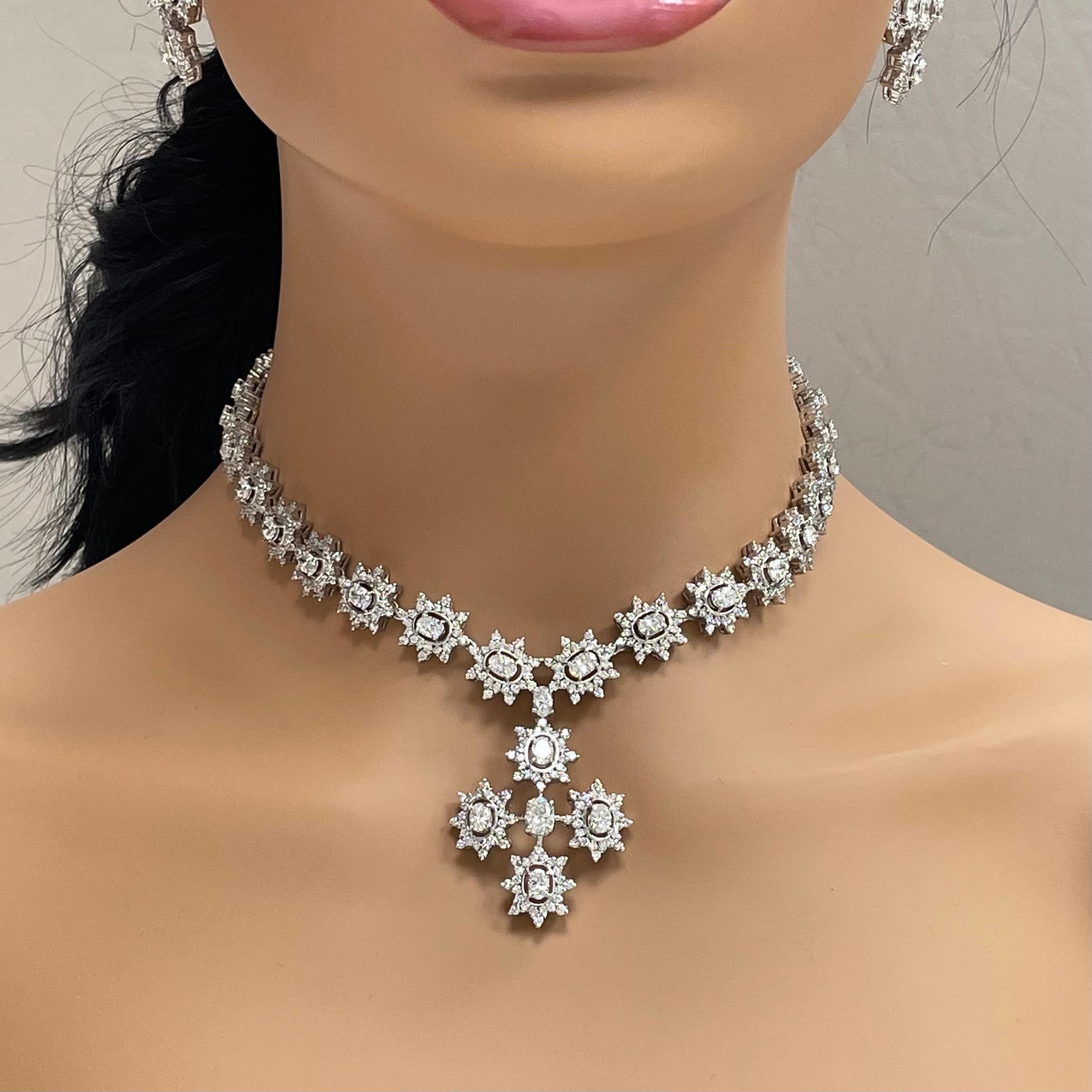 Collana e orecchini con ciondolo a croce Beauvince in oro bianco In condizioni Nuovo in vendita a New York, NY