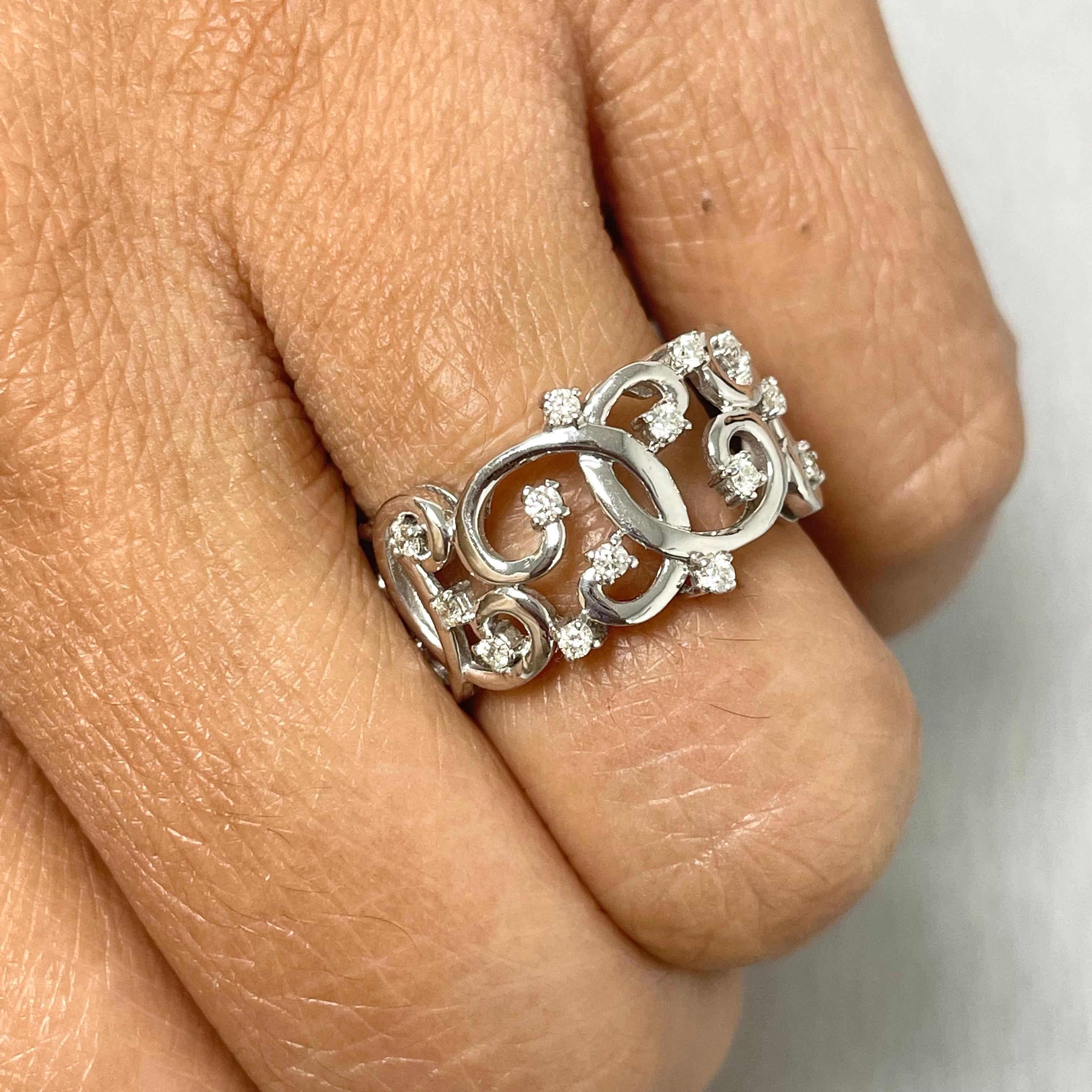Playful and stylish, the Curves Diamond is a ideal accessory to dress up your finger and give it some stated character and grace. 

Diamonds Shape: Round
Diamonds Weight: 0.20 ct 
Diamond Color: G - H
Diamond Clarity: VS (Very Slightly Included)