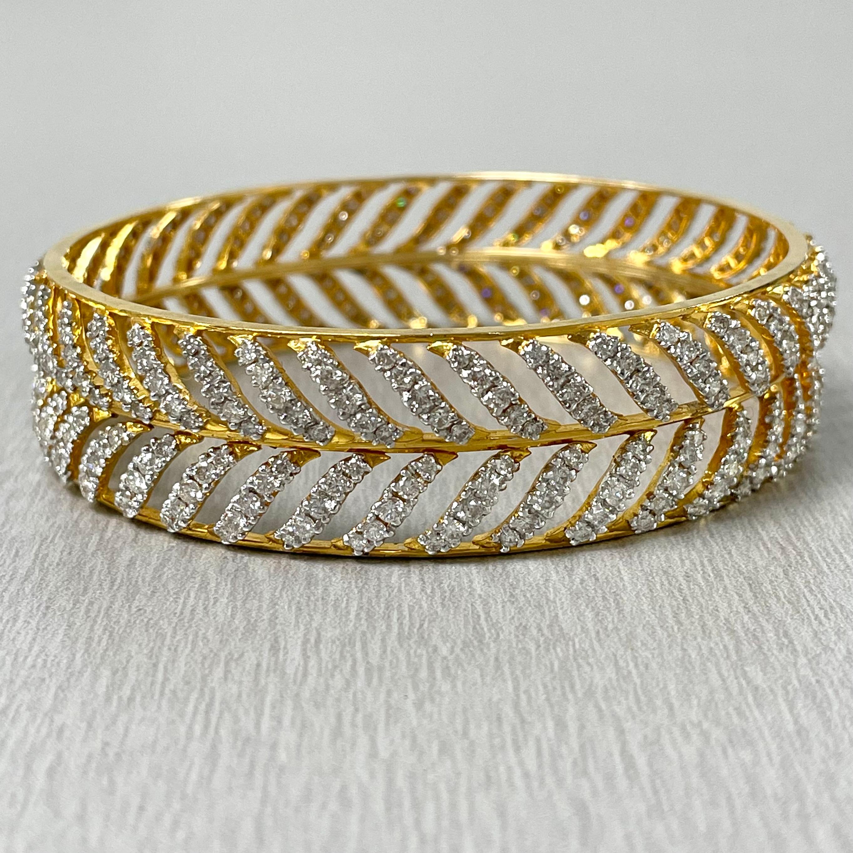 Taglio rotondo Beauvince Curves Diamond Bangles Set '7,70 ct Diamonds' in oro 18K in vendita