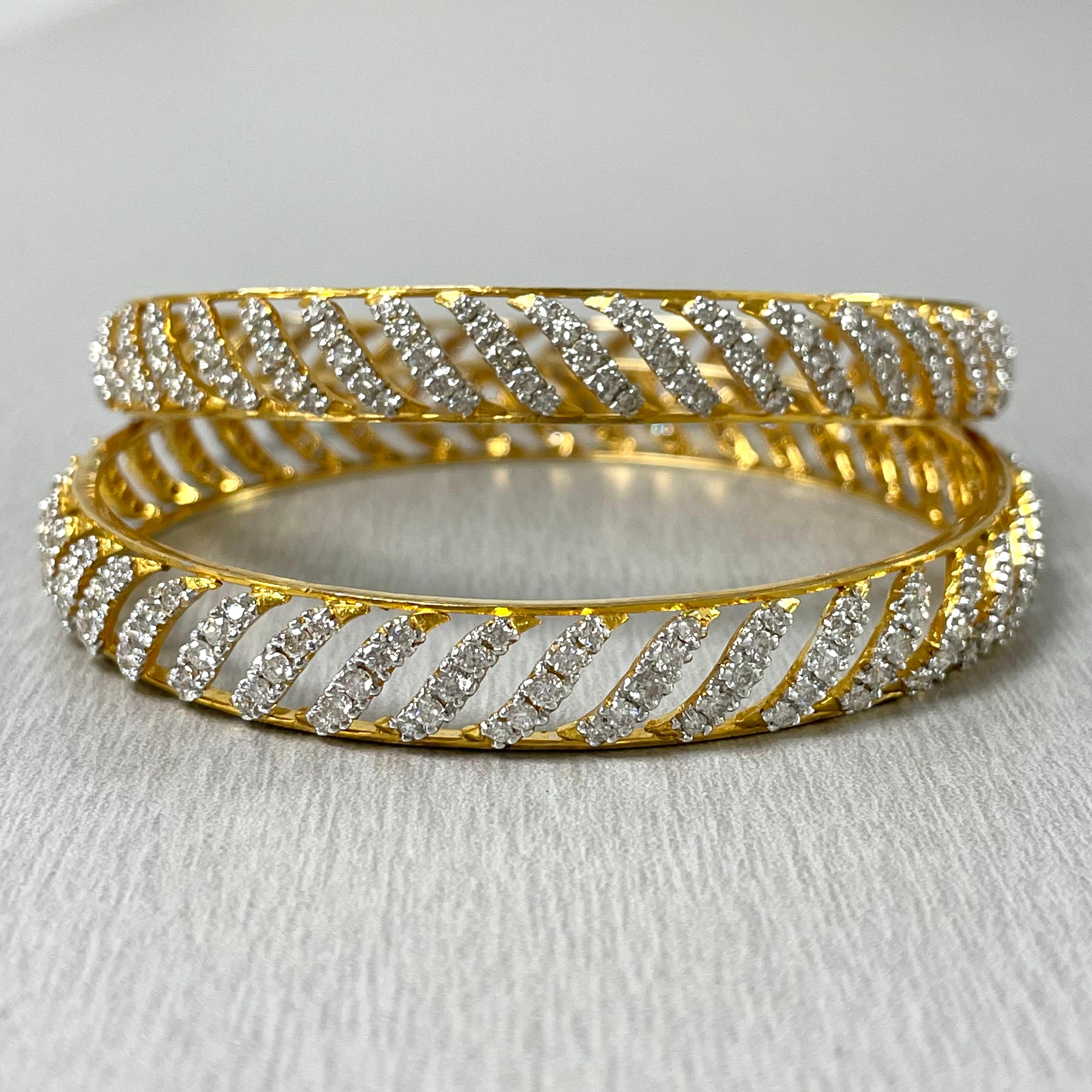 Contemporary Beauvince Curves Diamond Bangles Set '7.70 ct Diamonds' in 18K Gold For Sale