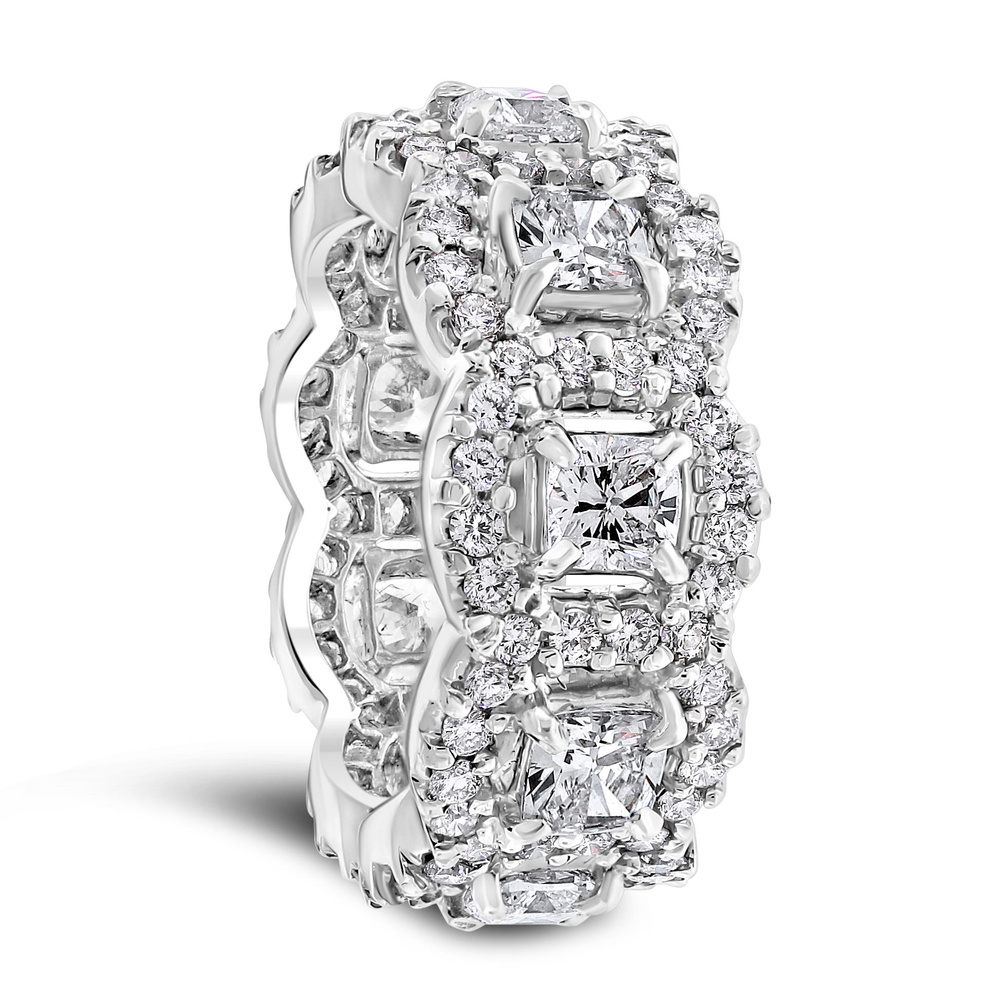 Un'interpretazione sgargiante di un concetto classico, il Cushion Cut Halo Eternity è semplicemente stupefacente per le occasioni speciali e impressionante in un ambiente mondano. È un'opera unica, splendida e abbagliante, che spicca sempre tra la