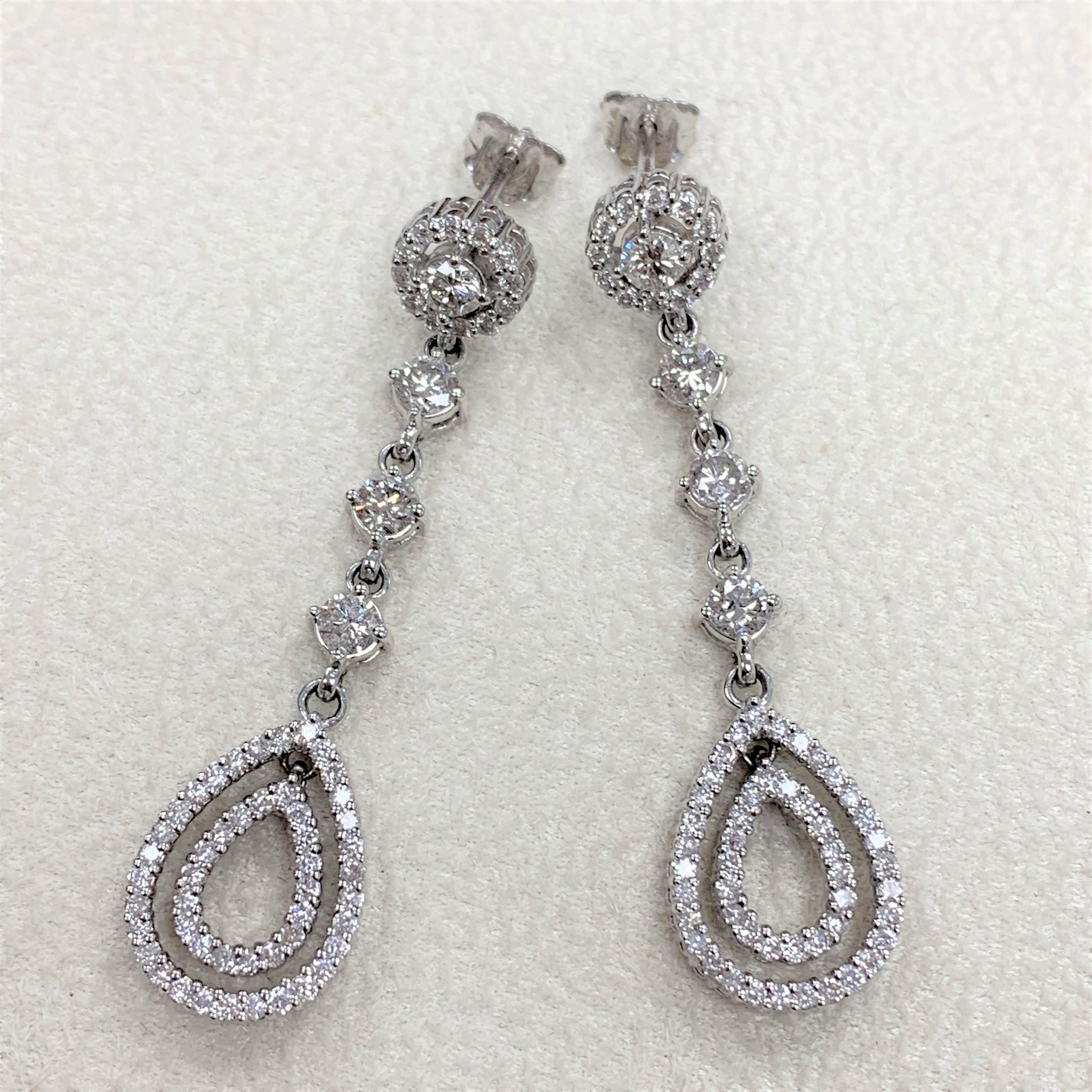 Taille ronde Beauvince Boucles d'oreilles pendantes en or blanc avec halo de diamants de 2,02 carats en vente