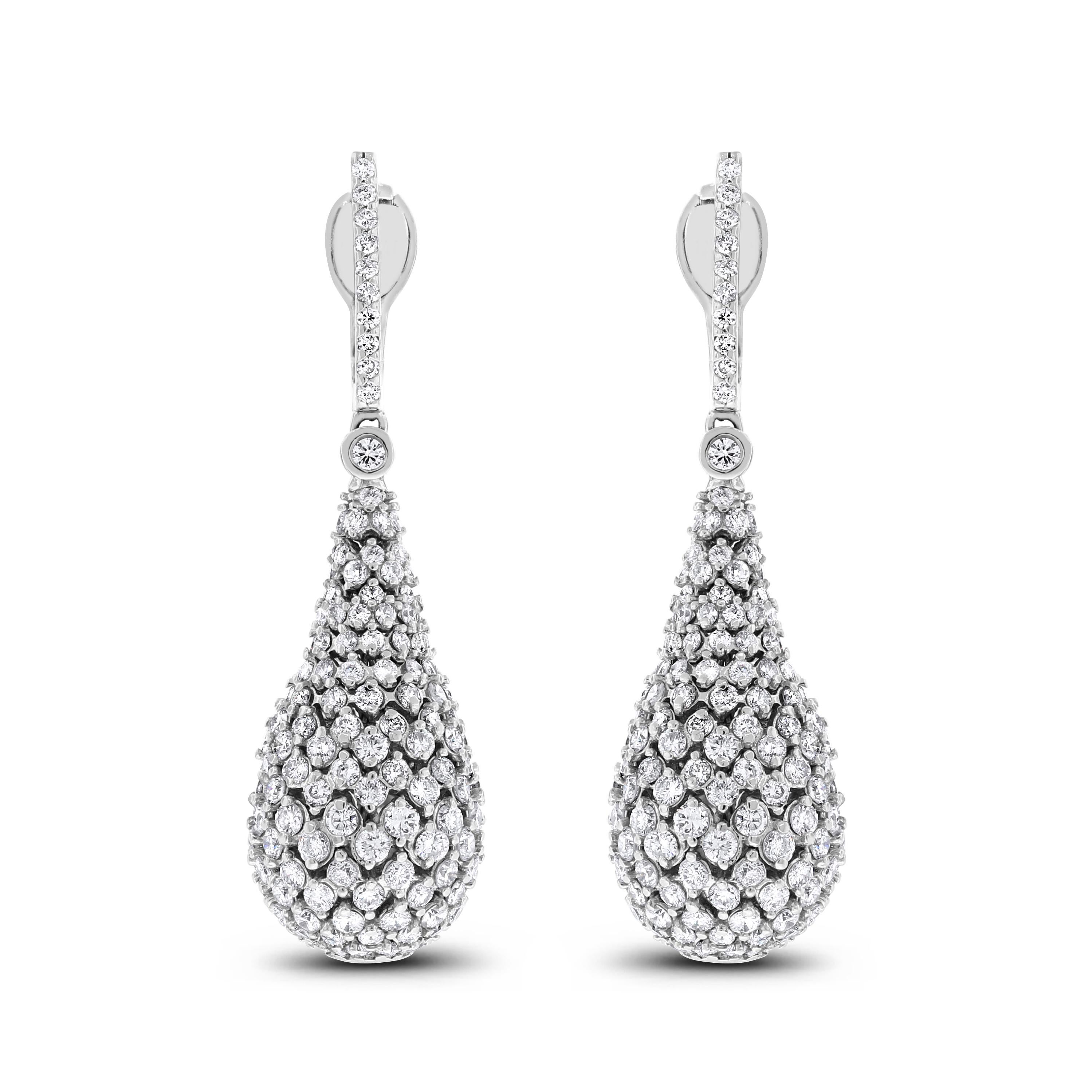 Beauvince Dazzling Drop Earrings (7.19 ct Diamonds) in White Gold (Rundschliff) im Angebot