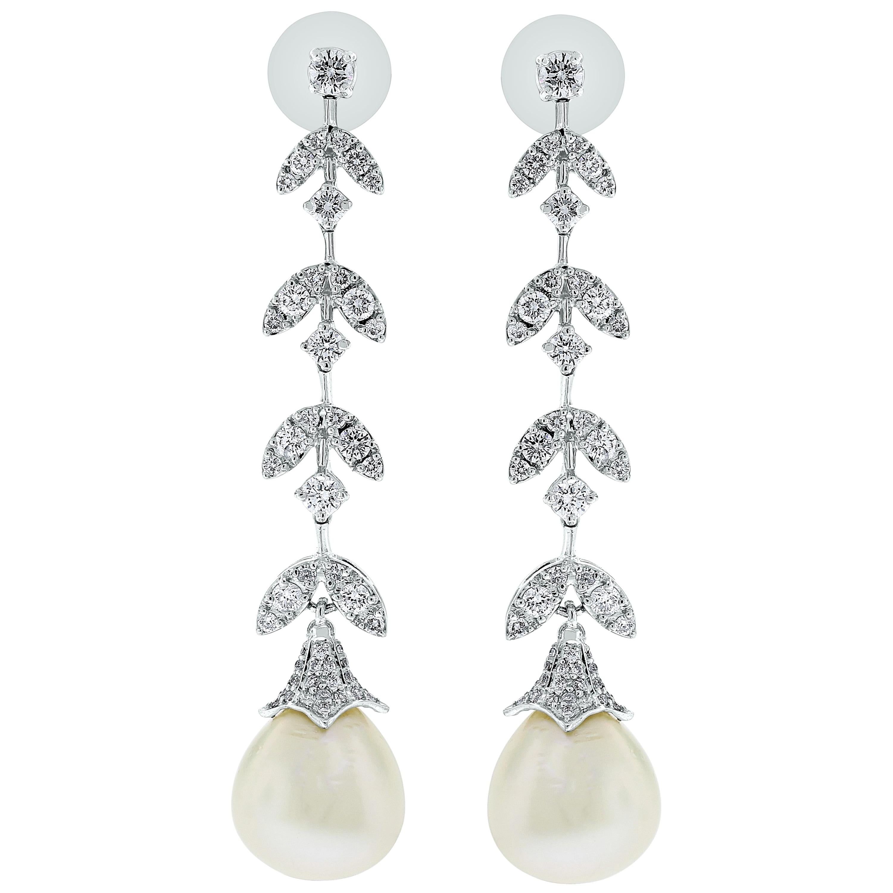 Boucles d'oreilles pendantes Beauvince en or blanc avec diamants et perles des mers du Sud en vente