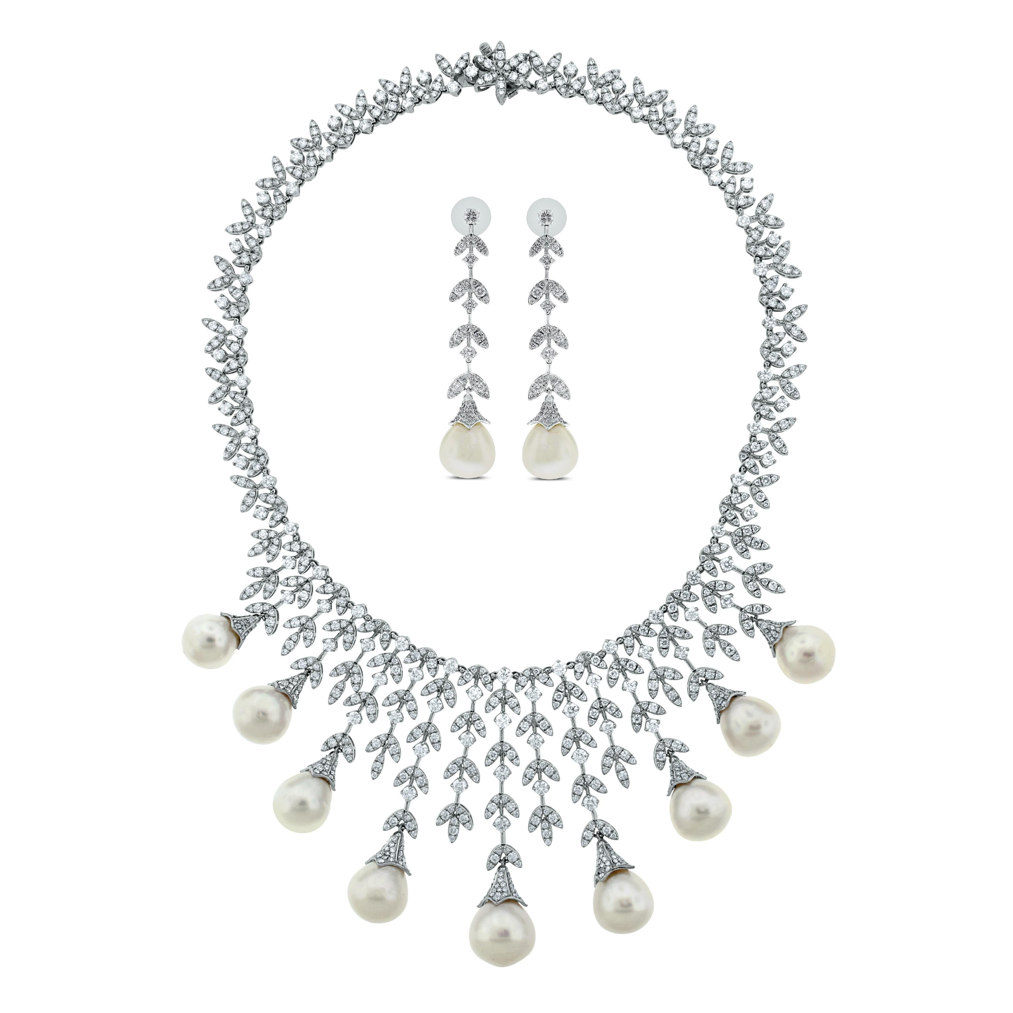 Taille ronde Boucles d'oreilles pendantes Beauvince en or blanc avec diamants et perles des mers du Sud en vente